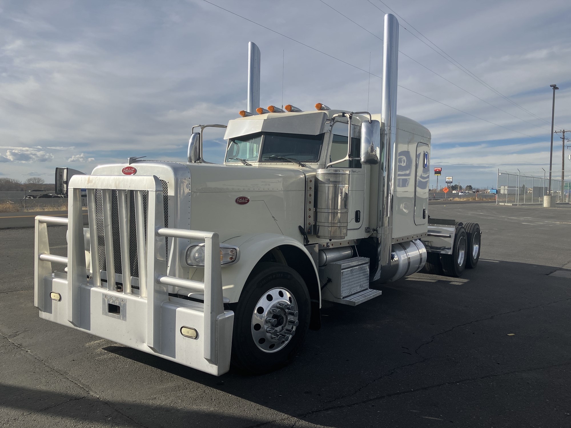 2021 Peterbilt 389 - image 1 of 6