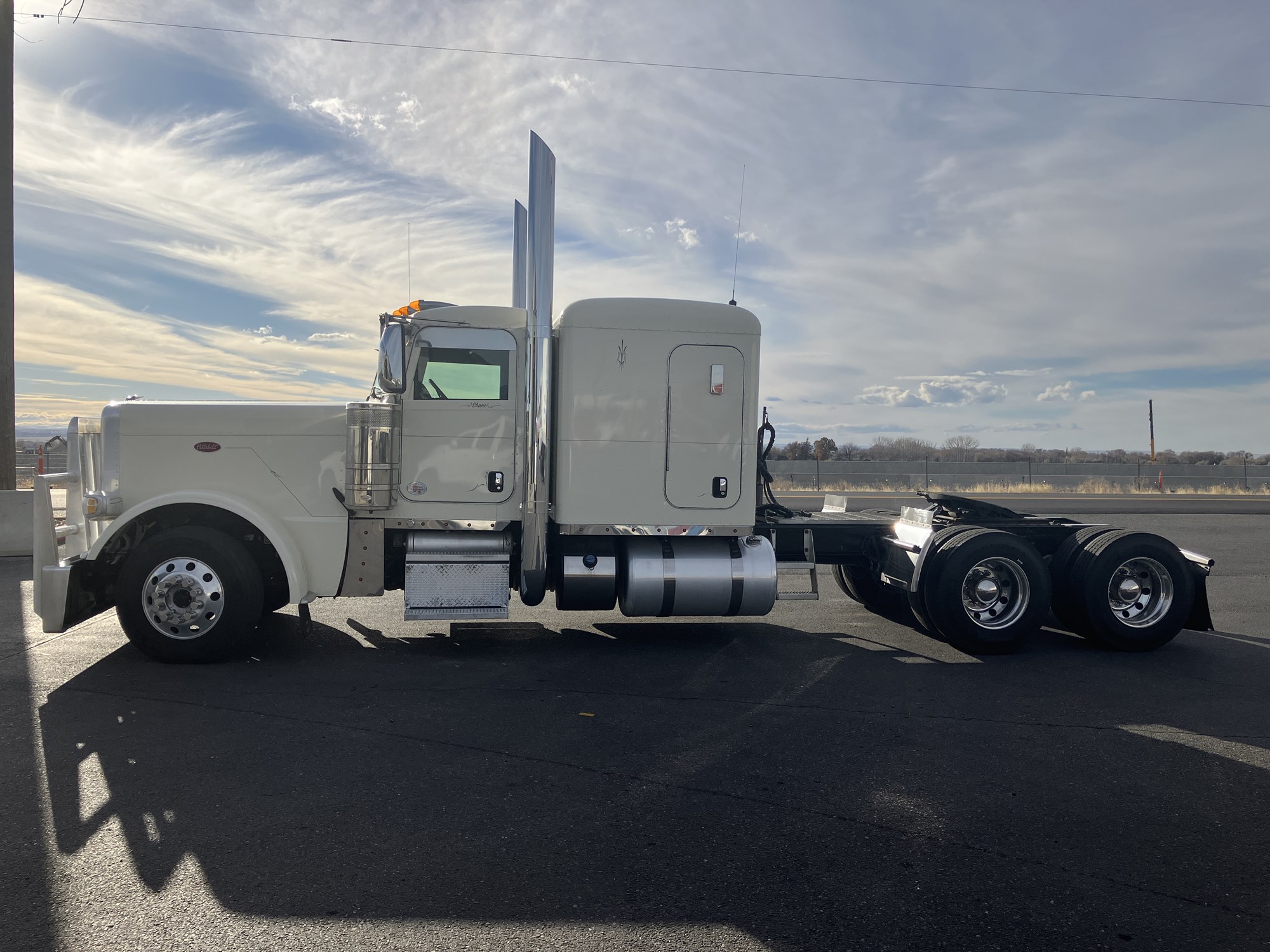 2021 Peterbilt 389 - image 2 of 6