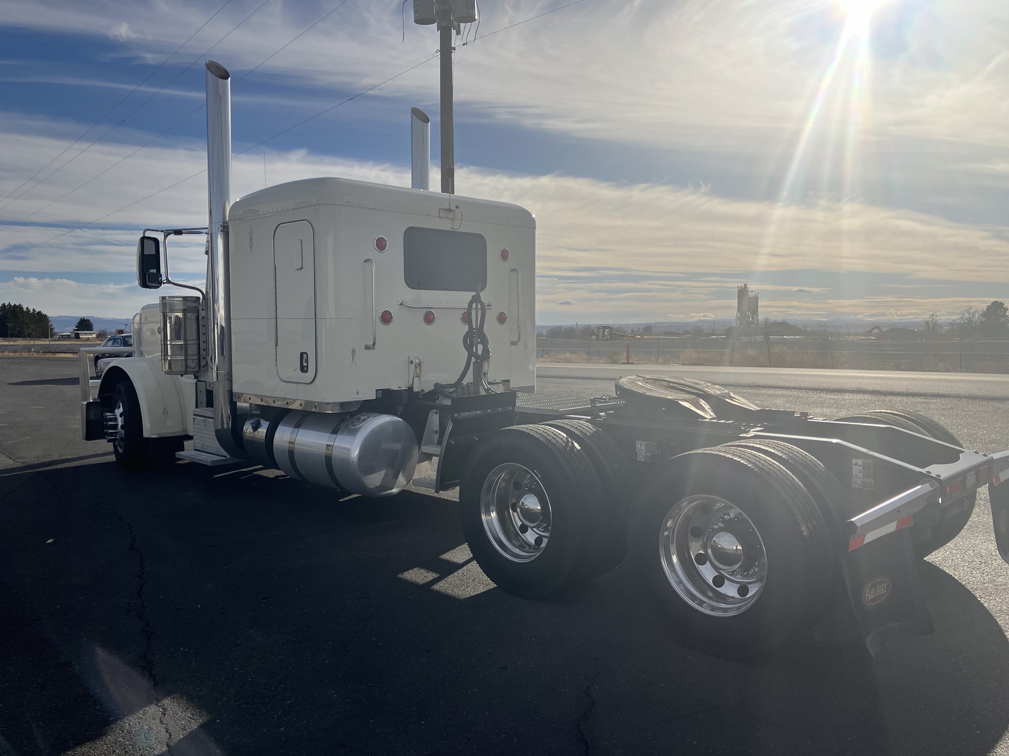 2021 Peterbilt 389 - image 3 of 6