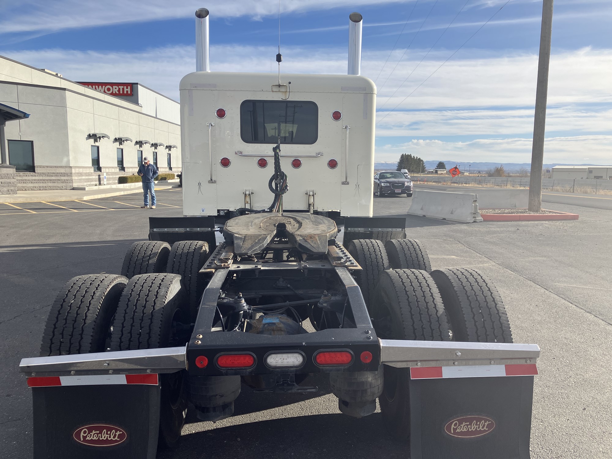 2021 Peterbilt 389 - image 4 of 6