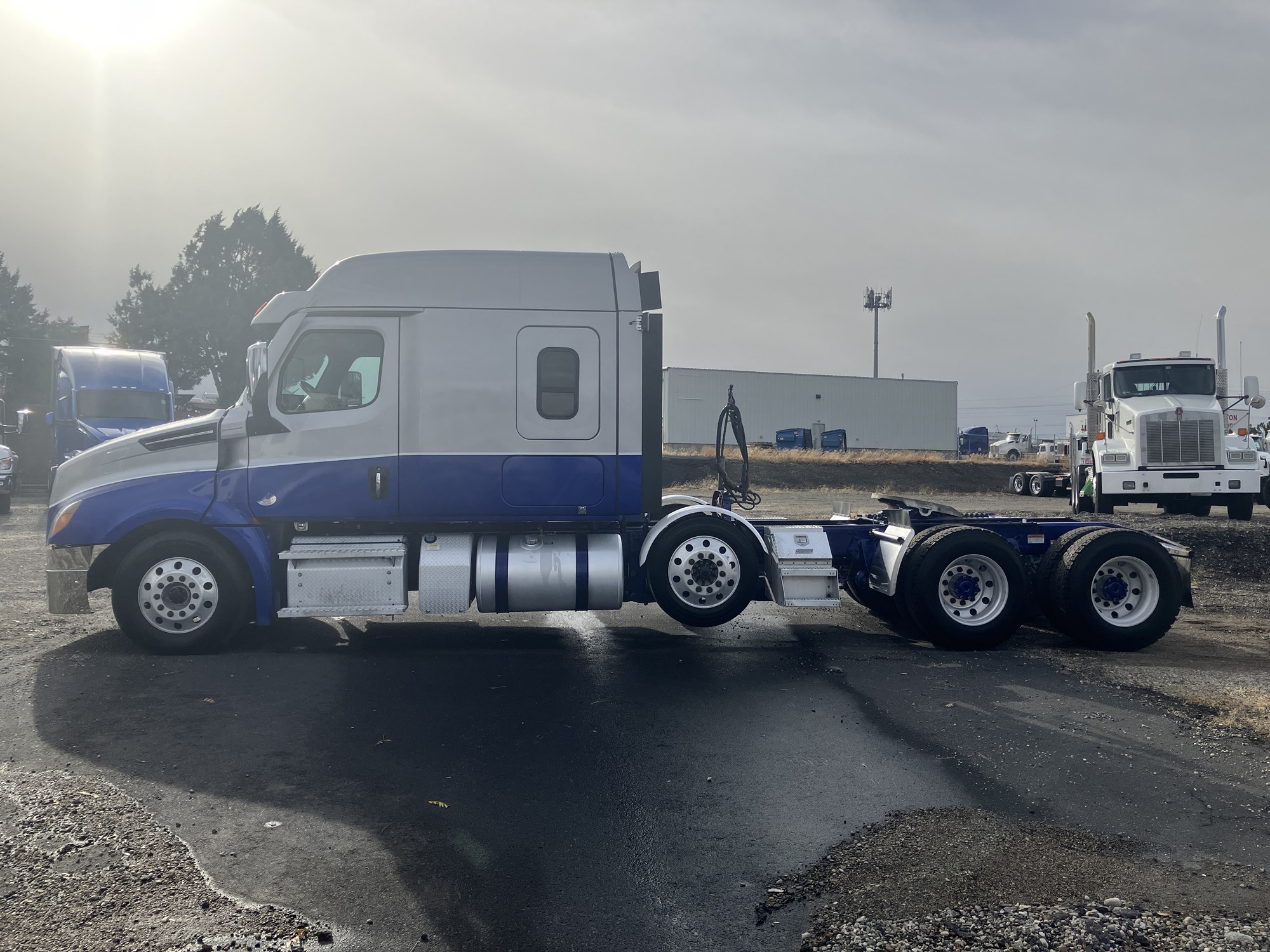 2021 Freightliner Cascadia - image 2 of 6