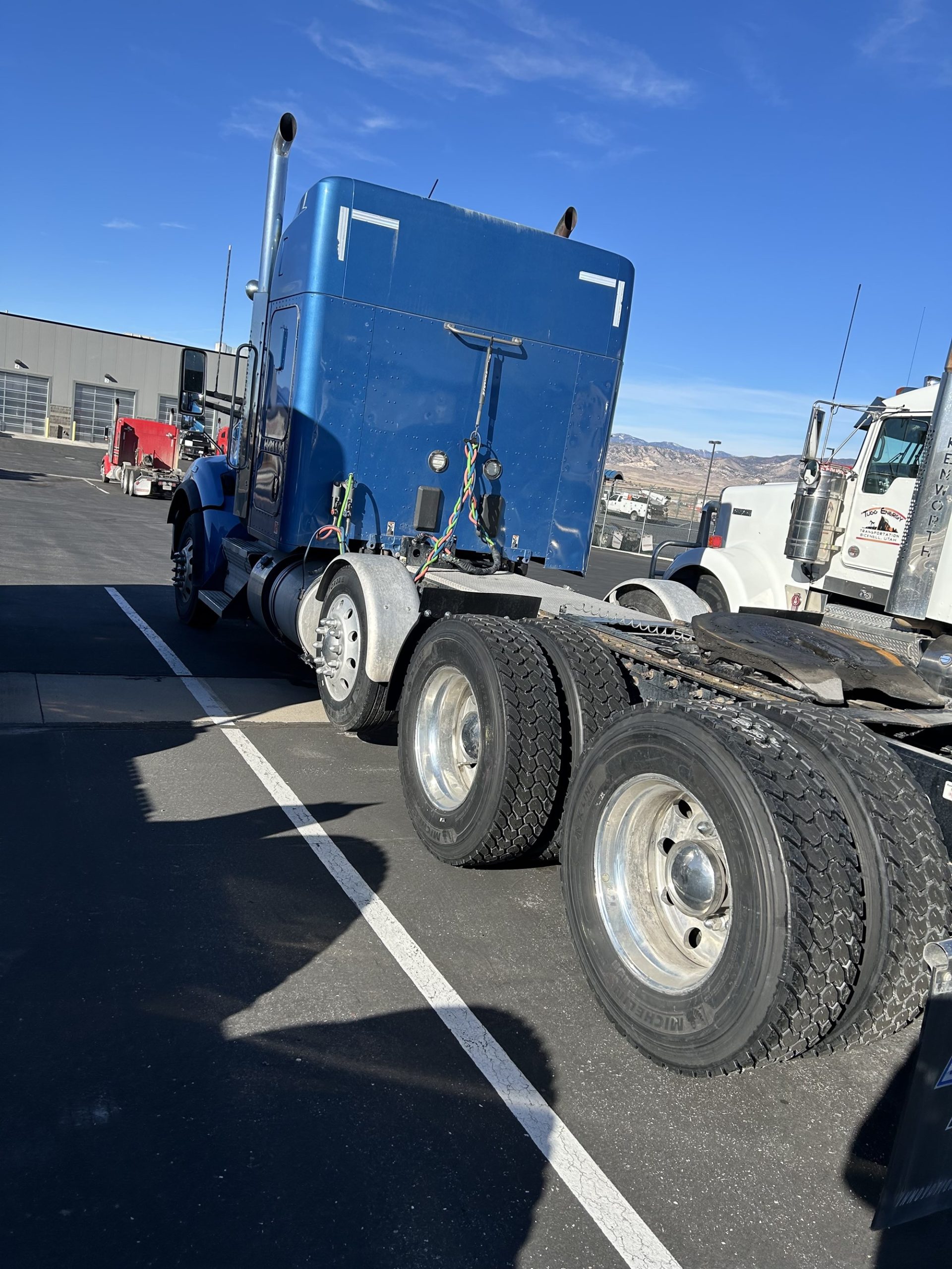 2022 Kenworth T880 - image 2 of 6