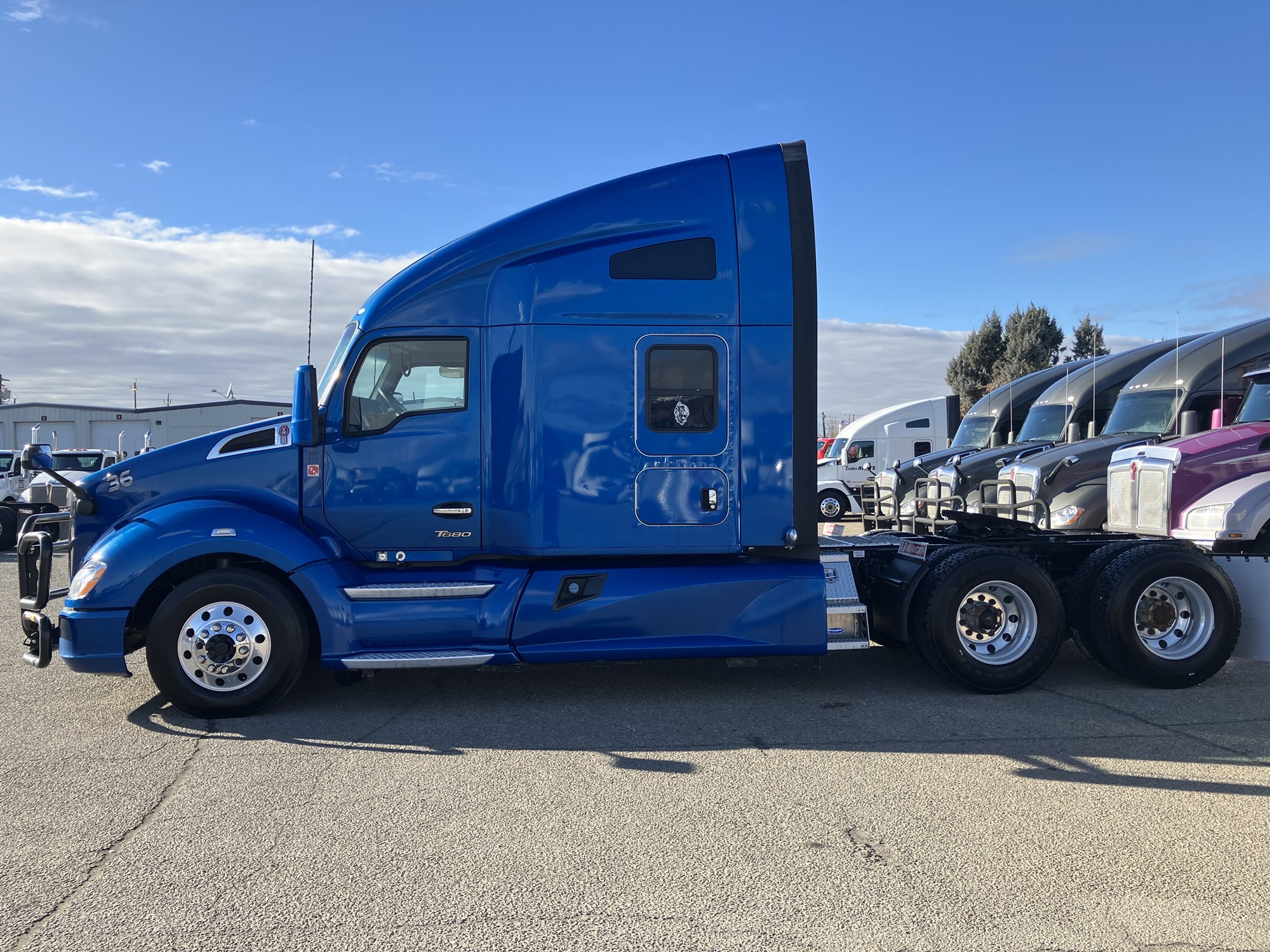 2023 Kenworth T680 - image 2 of 6