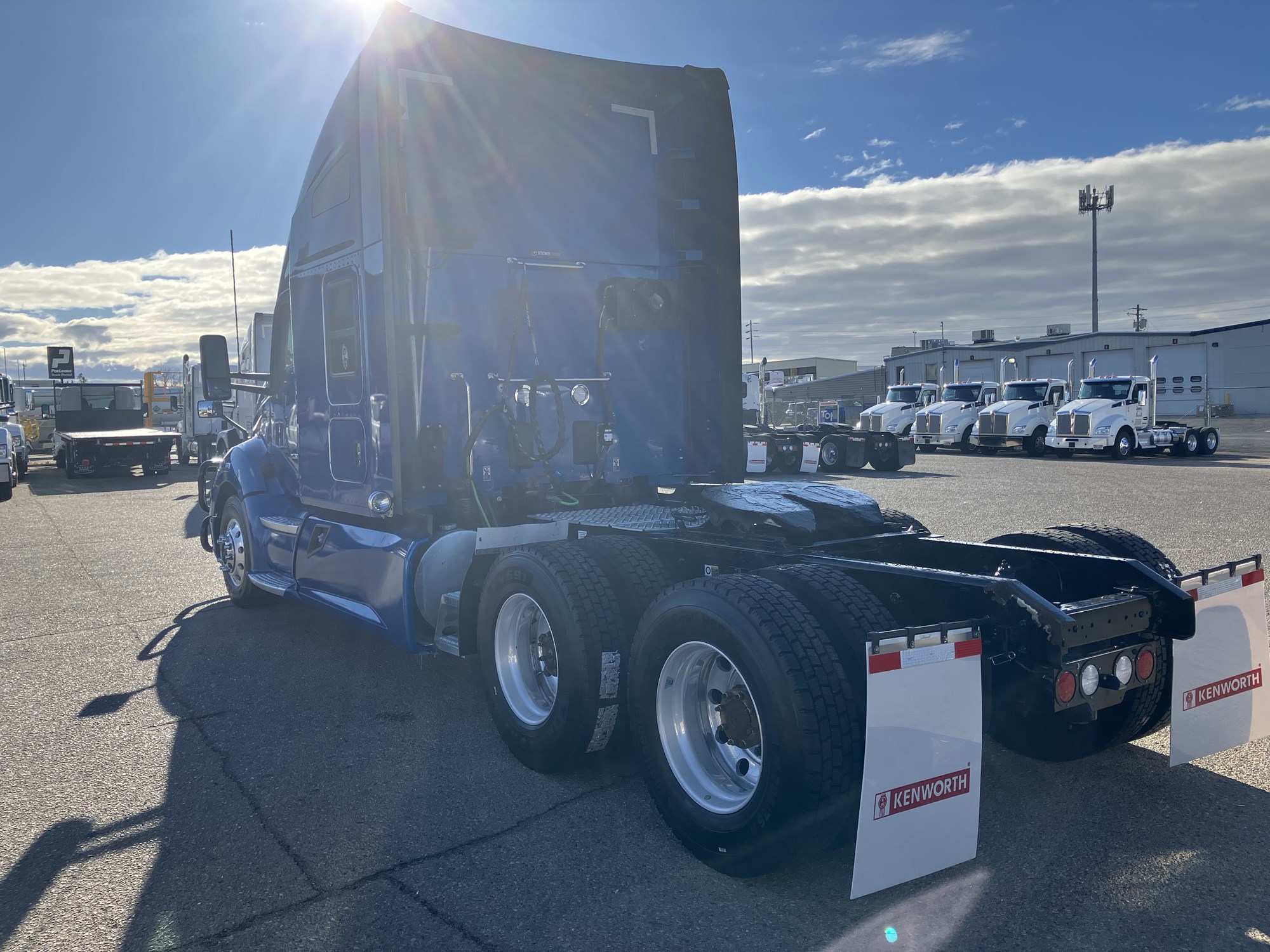 2023 Kenworth T680 - image 3 of 6