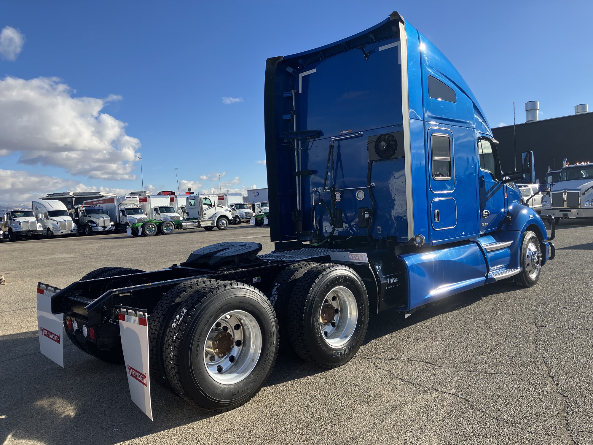 2023 Kenworth T680 - image 5 of 6