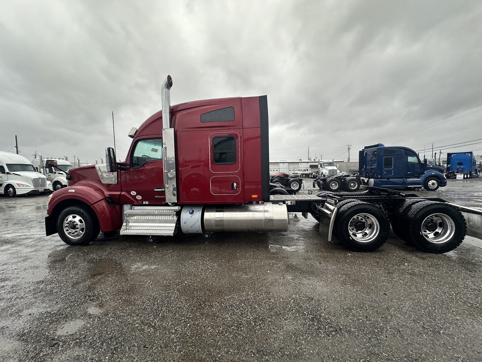 2025 Kenworth W990 - image 2 of 6