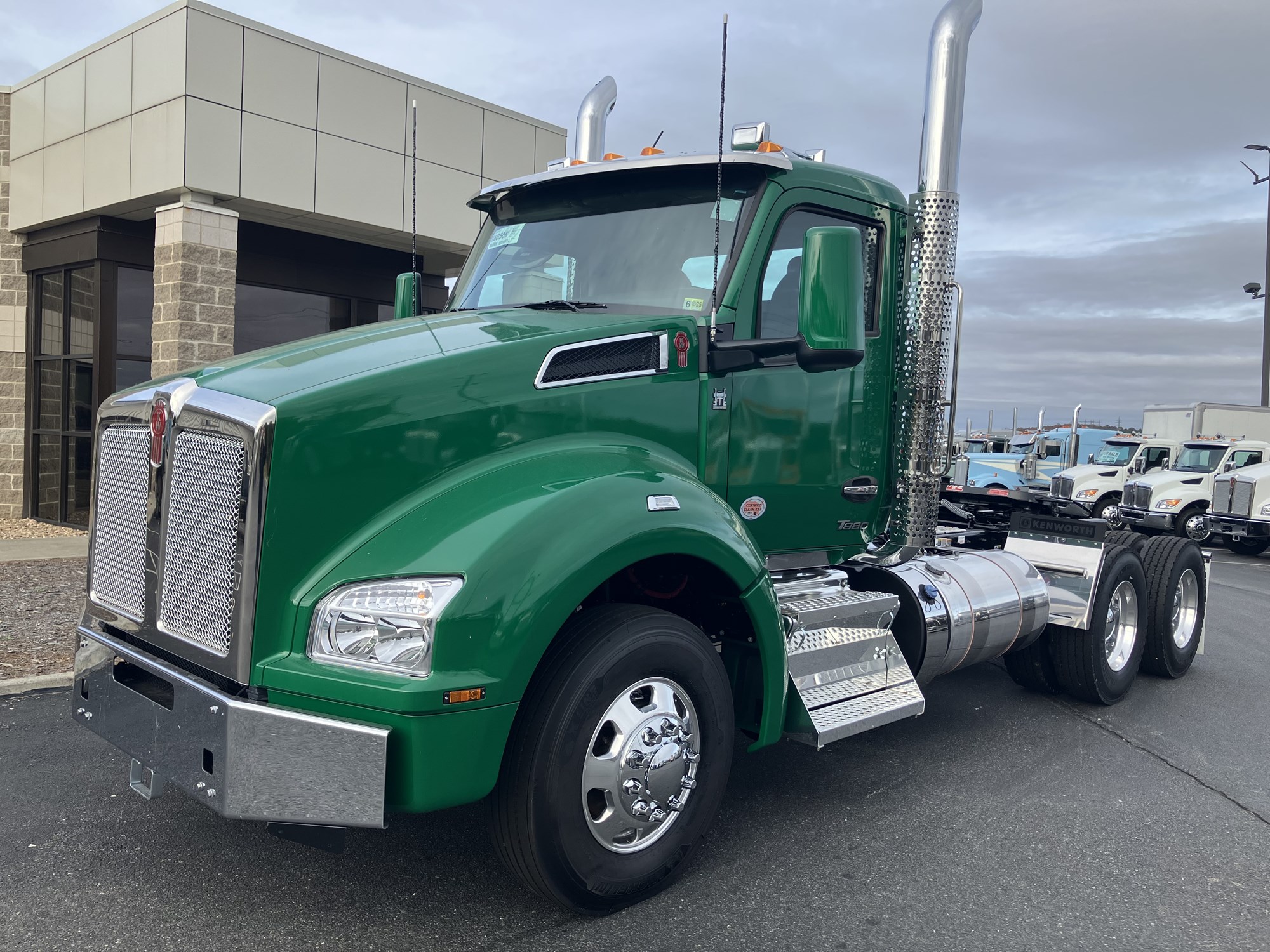 2025 Kenworth T880 - image 1 of 6