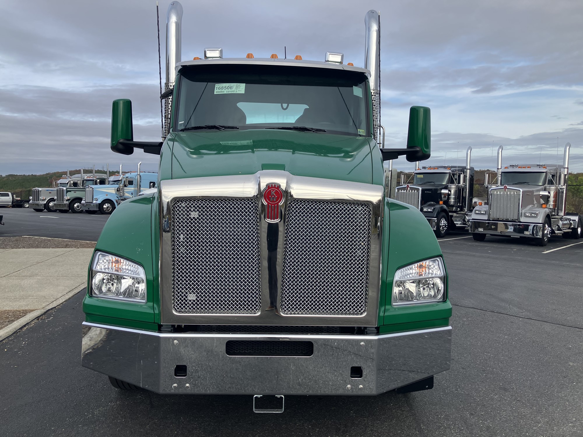 2025 Kenworth T880 - image 2 of 6