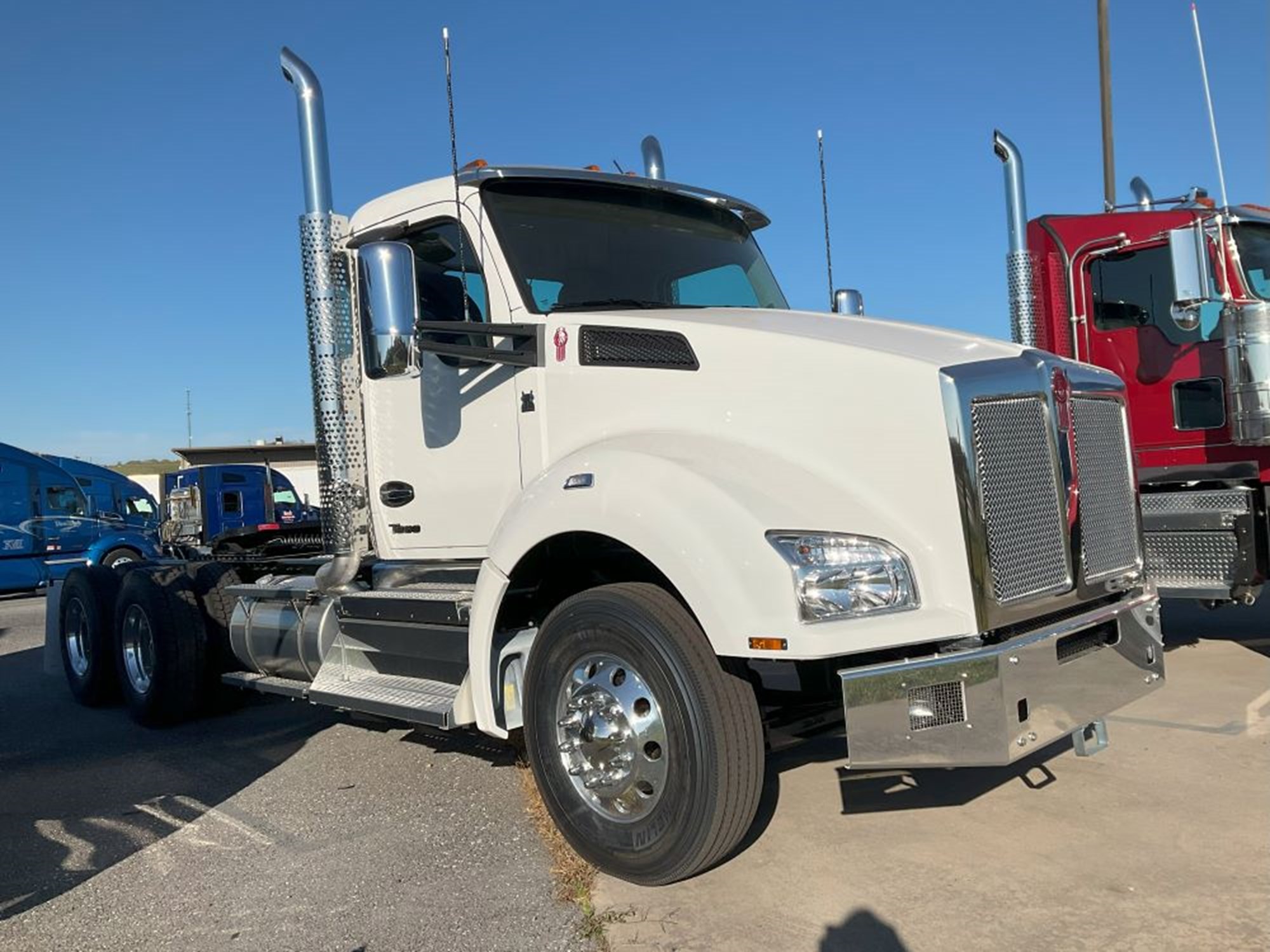 2025 Kenworth T880 - image 3 of 5