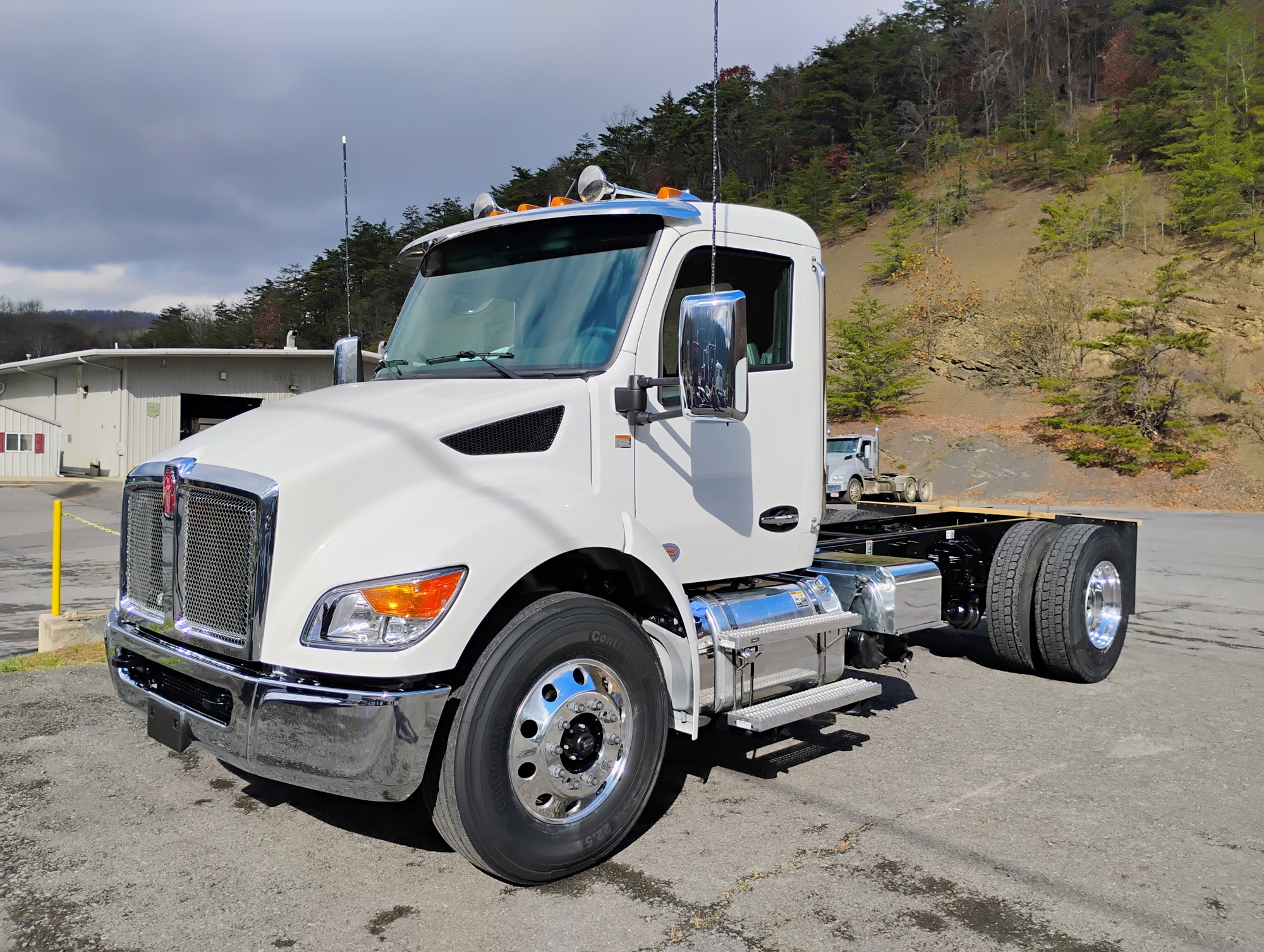 2025 Kenworth T380 - image 2 of 6