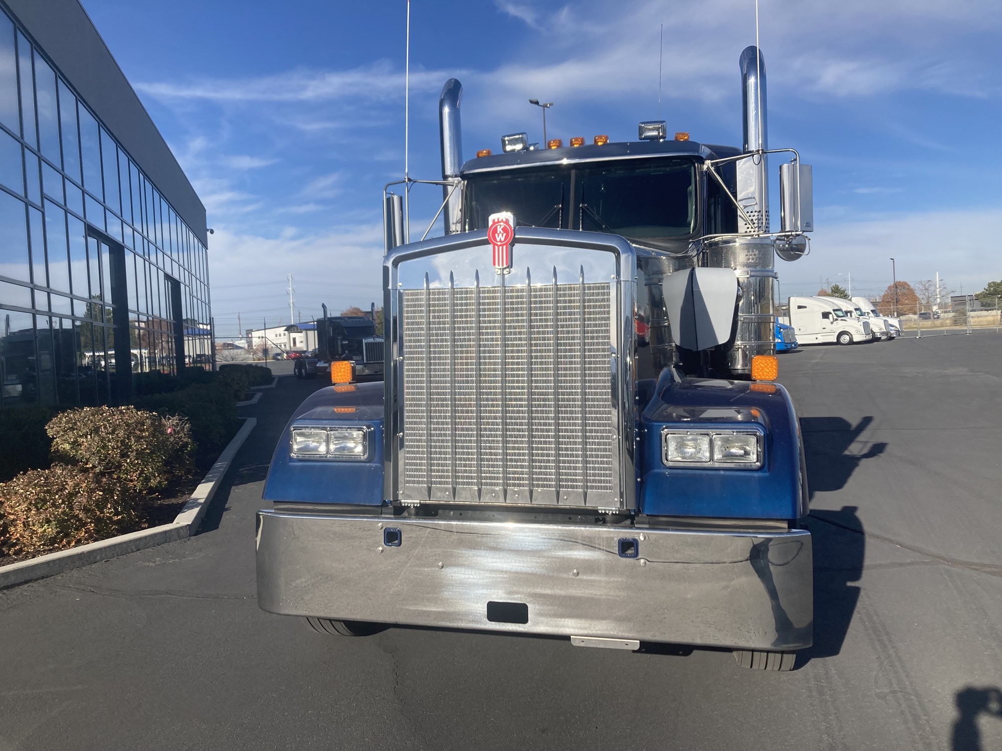 2025 Kenworth W900L - image 3 of 6