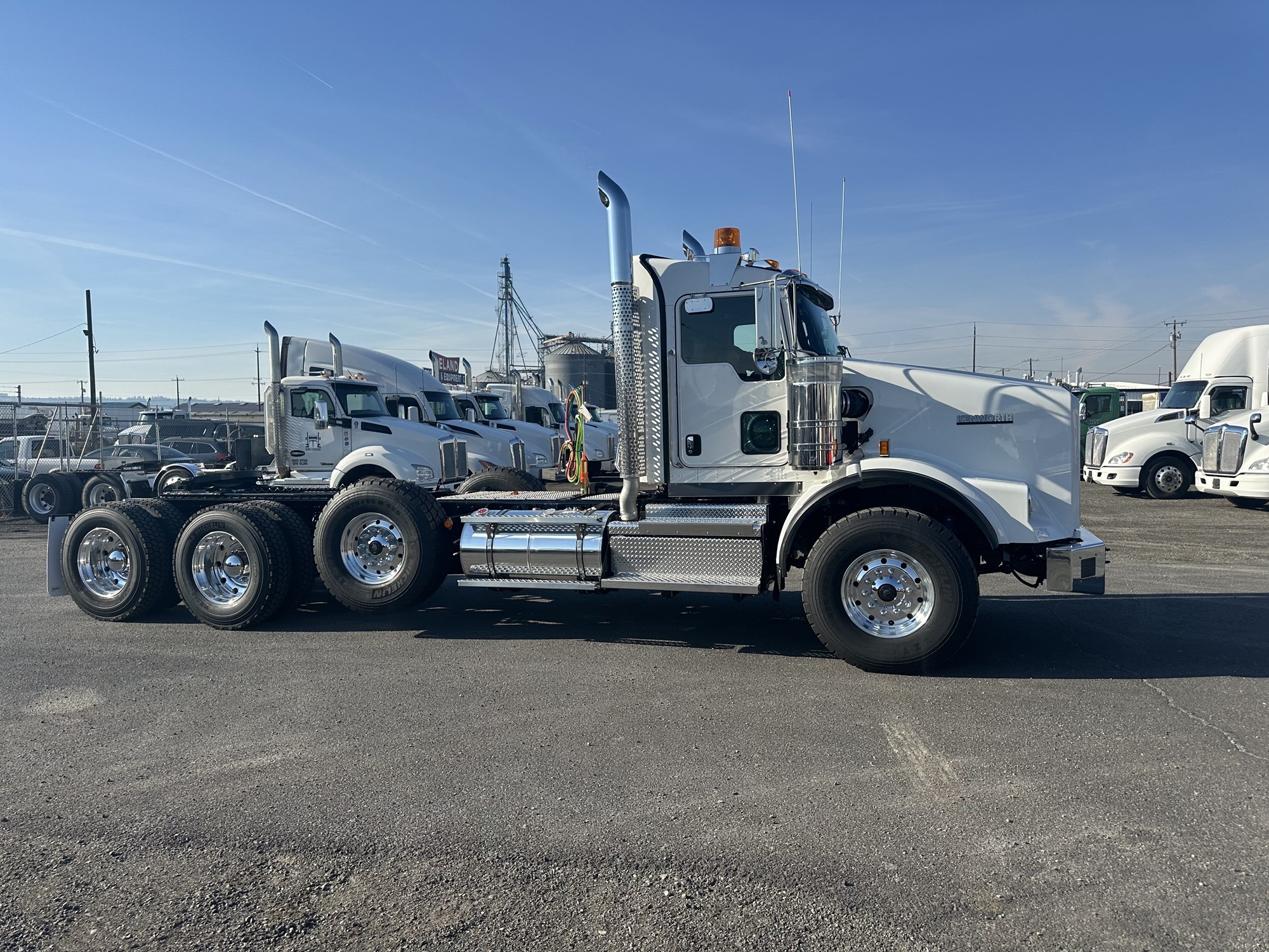 2025 Kenworth T800B - image 2 of 6