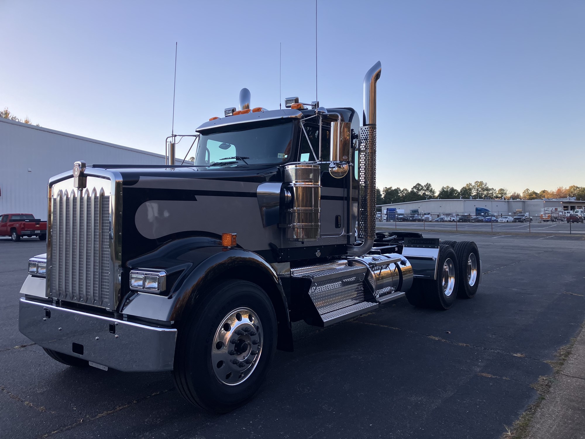 2025 Kenworth W900B - image 2 of 6