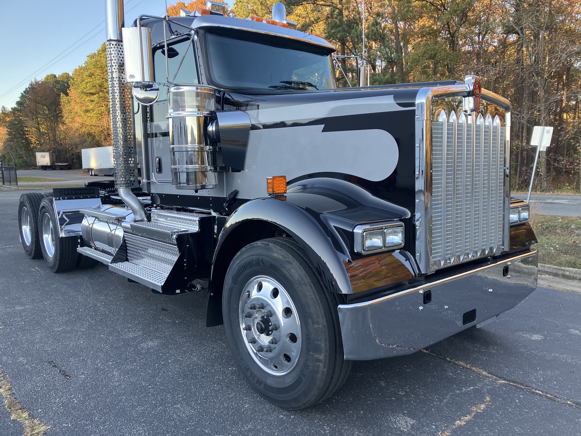 2025 Kenworth W900B - image 3 of 6