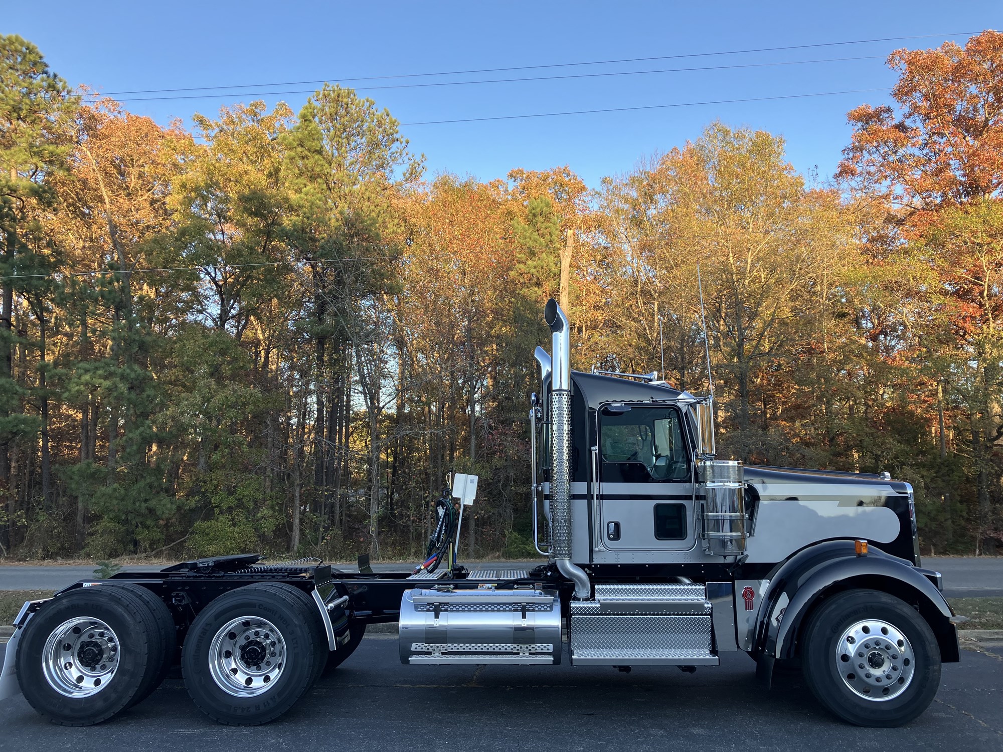 2025 Kenworth W900B - image 4 of 6