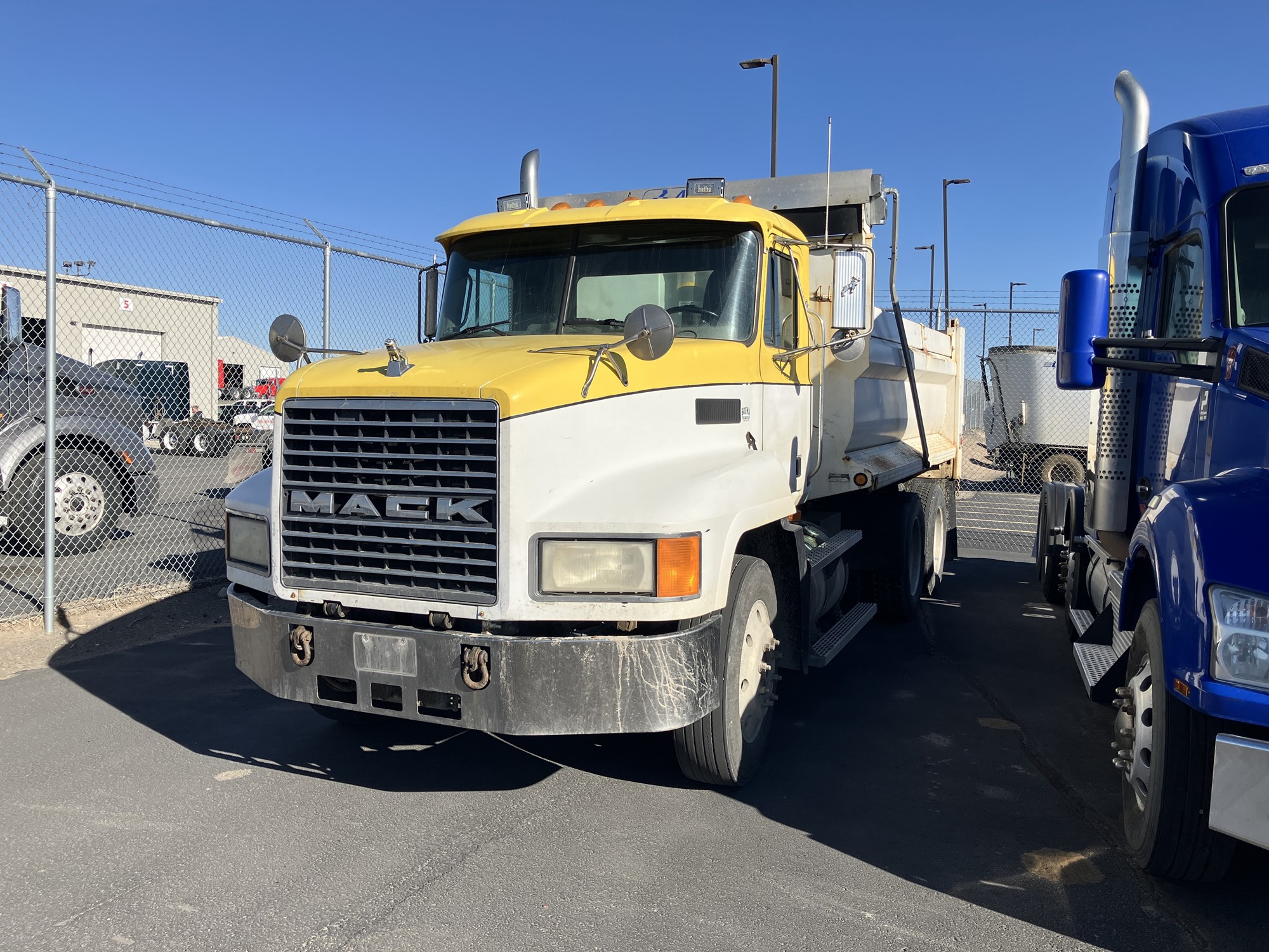 1999 Mack CH613 - image 1 of 1