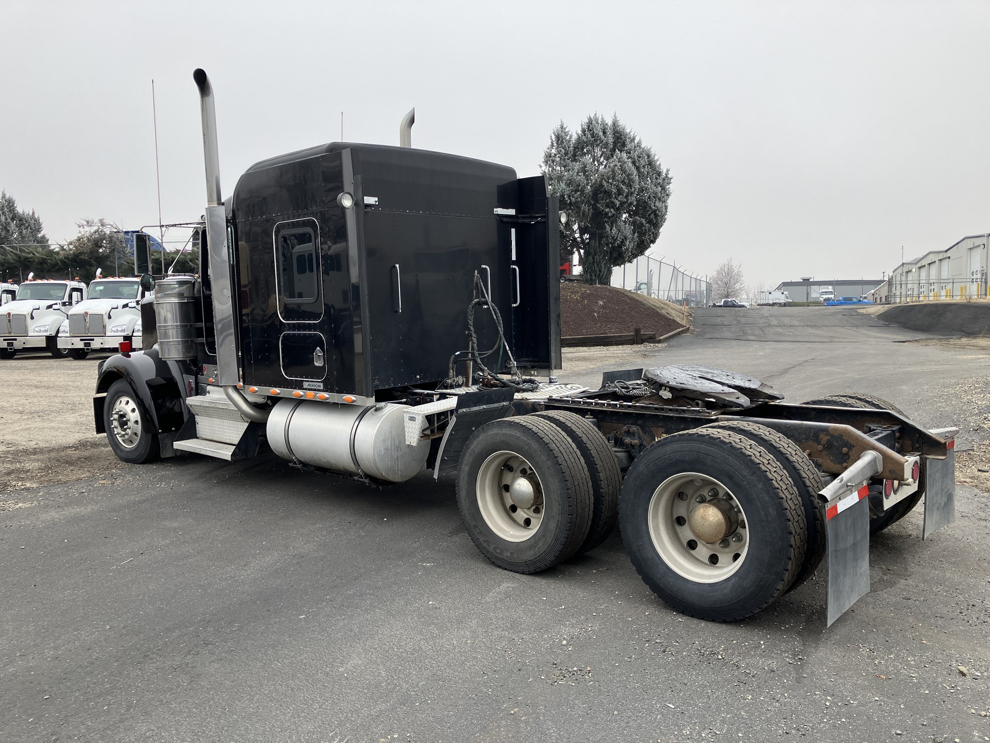 2005 Kenworth W900 - image 3 of 6