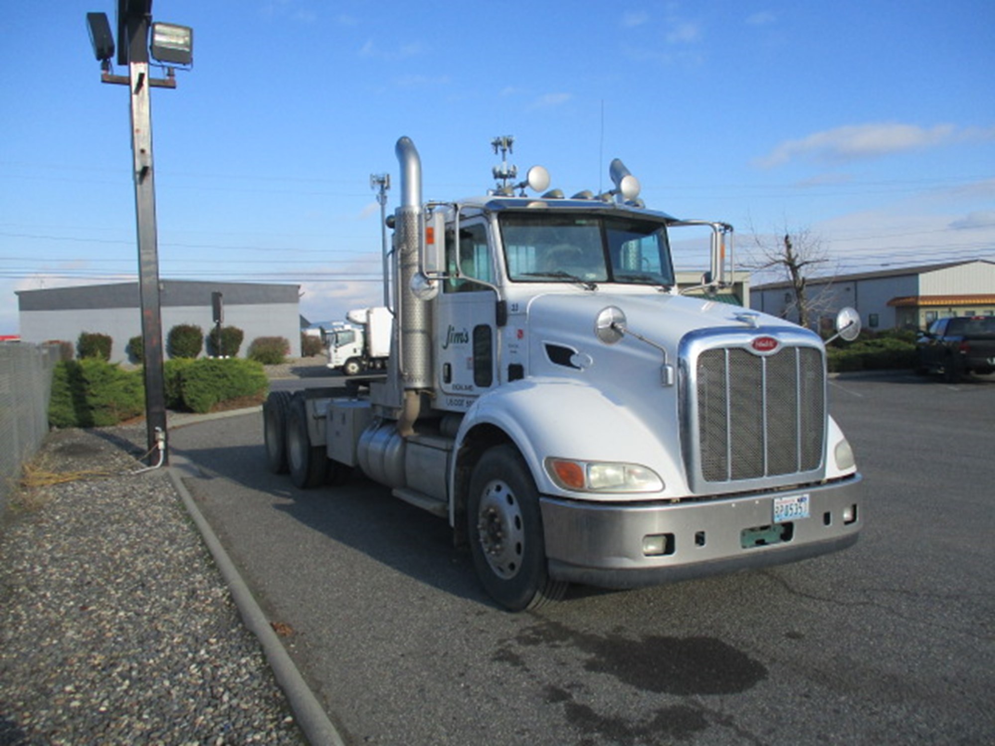 2008 Peterbilt 384 - image 2 of 6