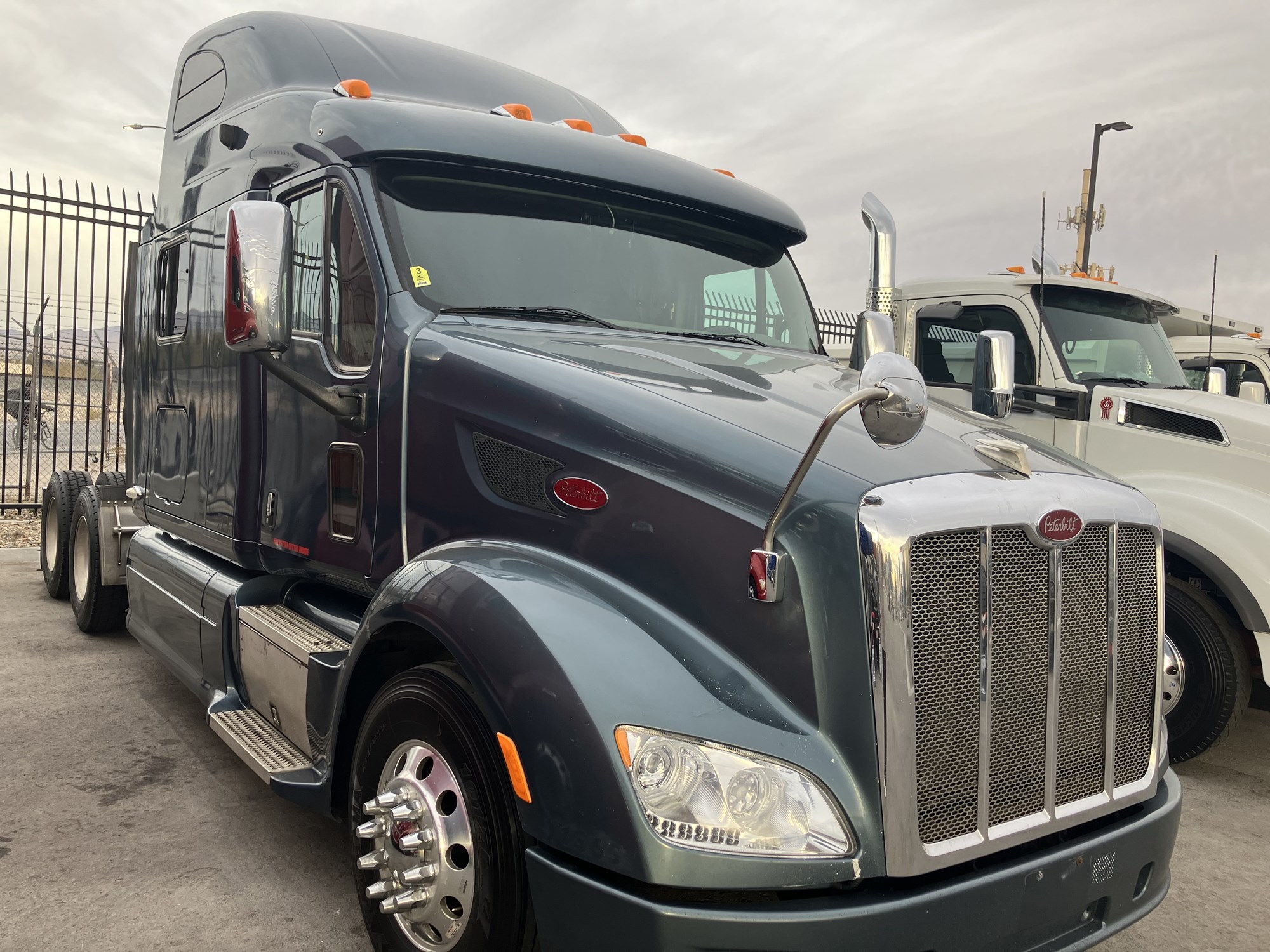 2014 Peterbilt 587 - image 1 of 6