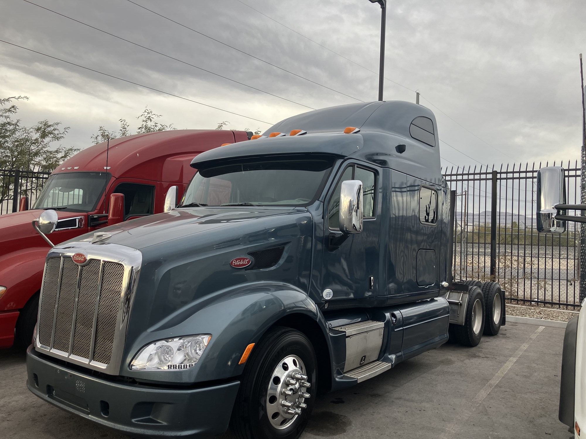 2014 Peterbilt 587 - image 2 of 6