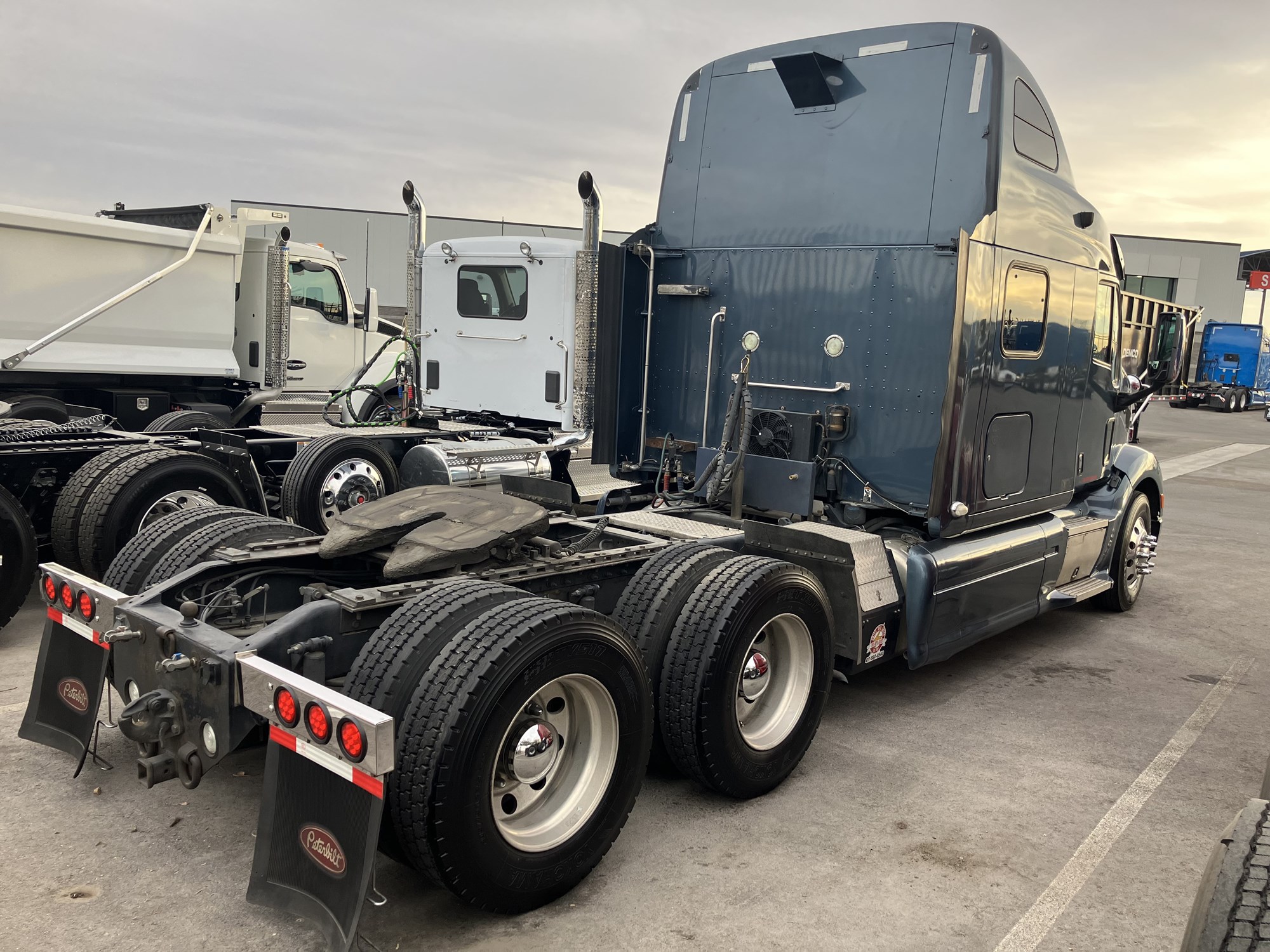 2014 Peterbilt 587 - image 5 of 6