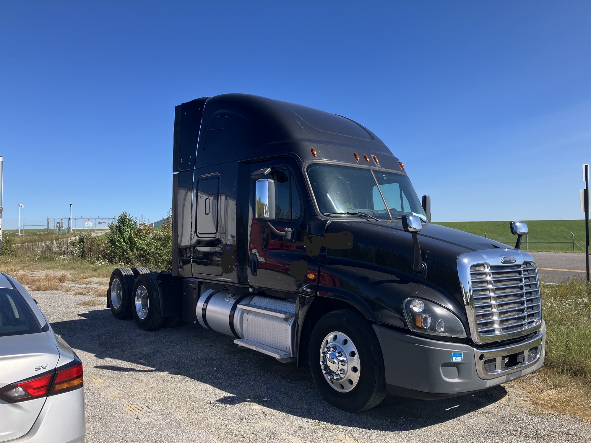 2015 Freightliner Cascadia - image 1 of 6