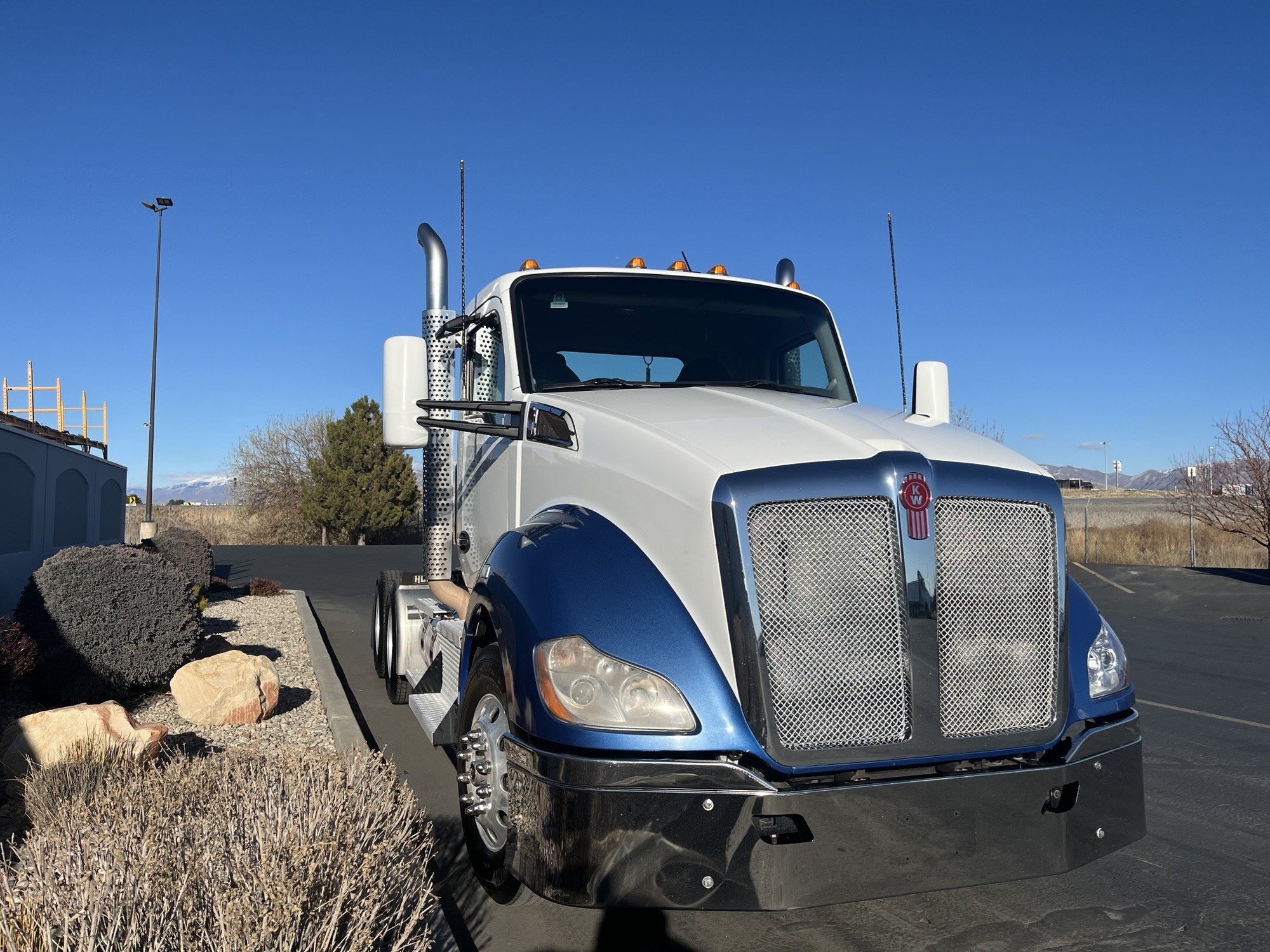 2016 Kenworth T680 - image 3 of 6