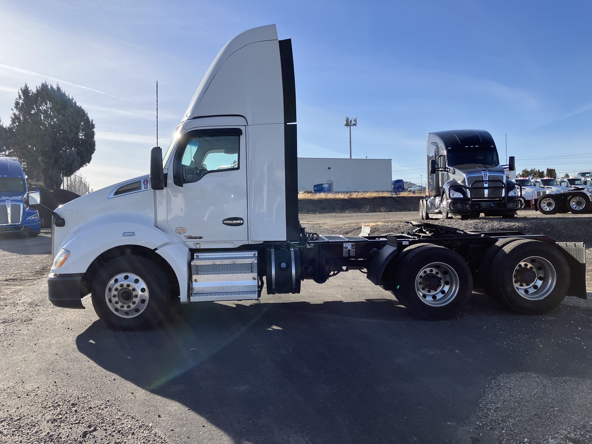 2018 Kenworth T680 - image 2 of 6