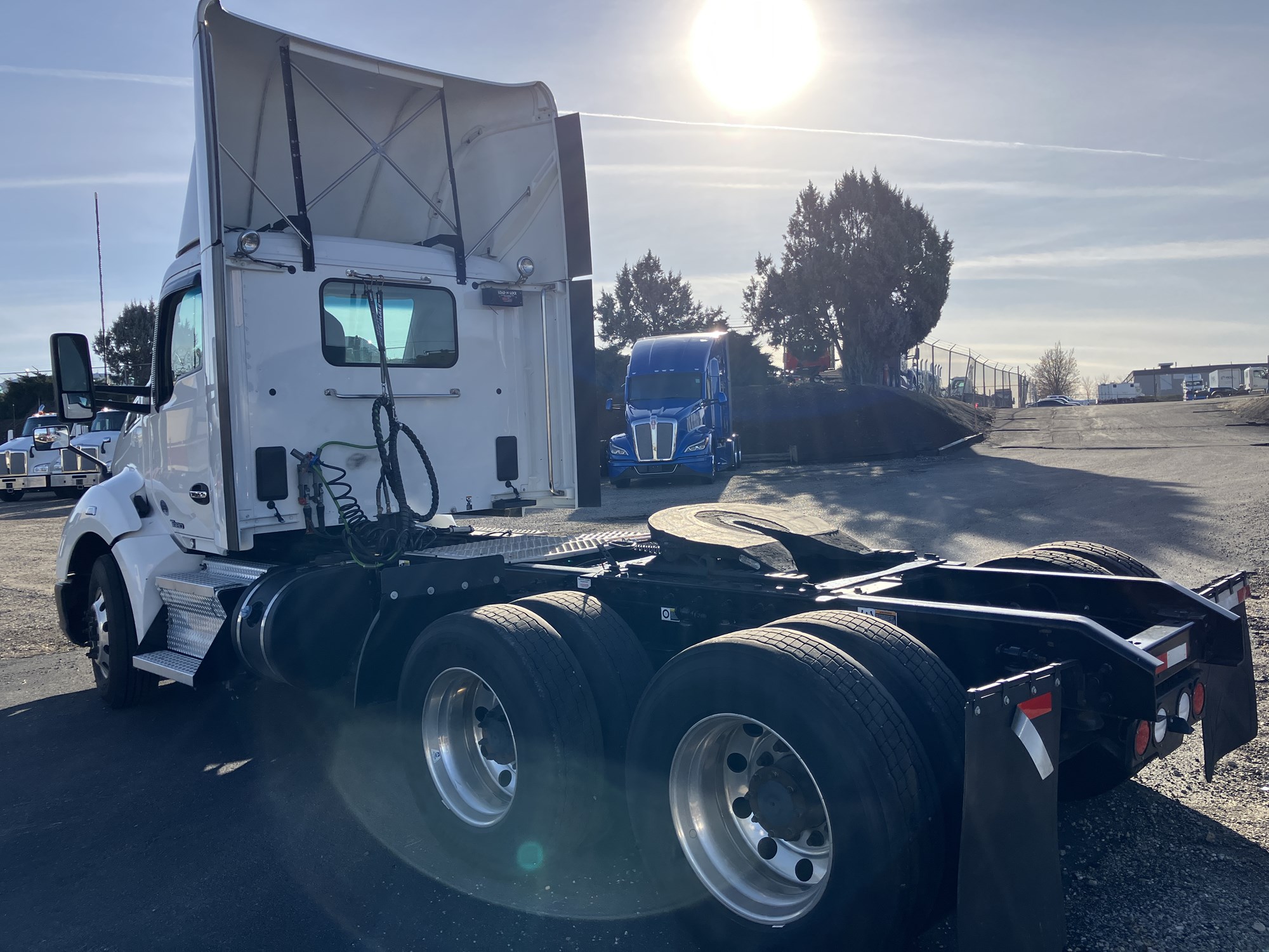 2018 Kenworth T680 - image 3 of 6