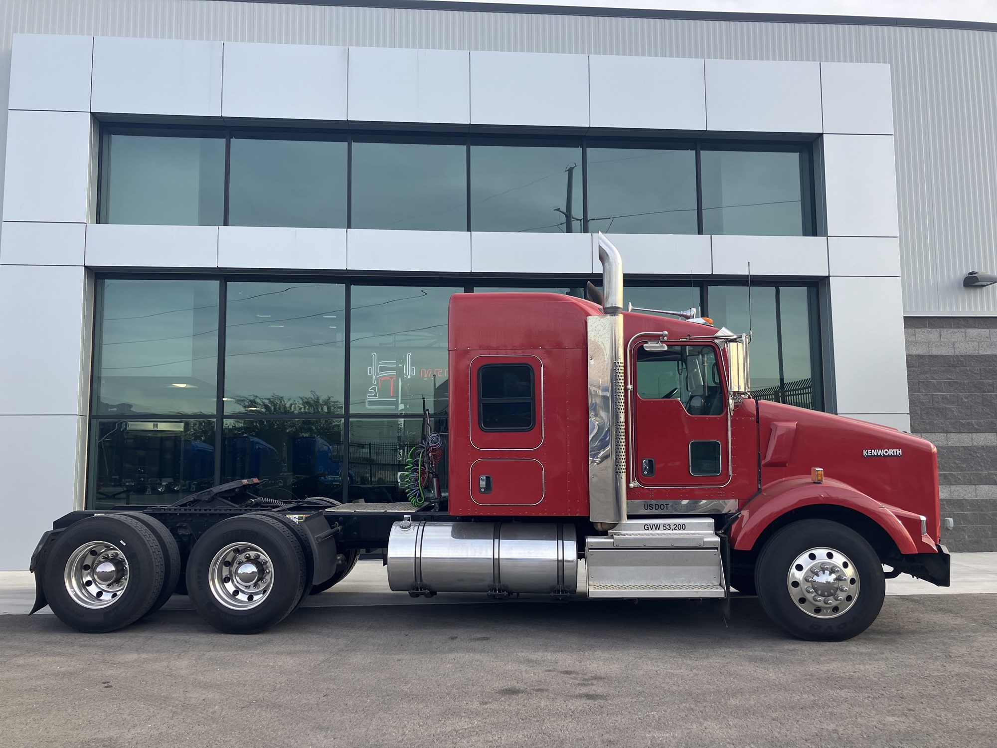 2019 Kenworth T800 - image 2 of 6