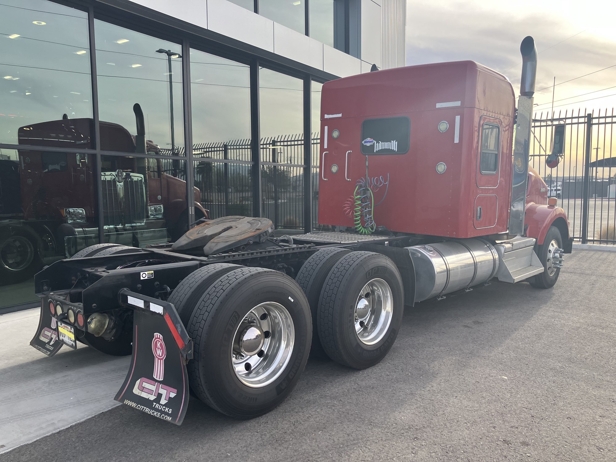 2019 Kenworth T800 - image 3 of 6