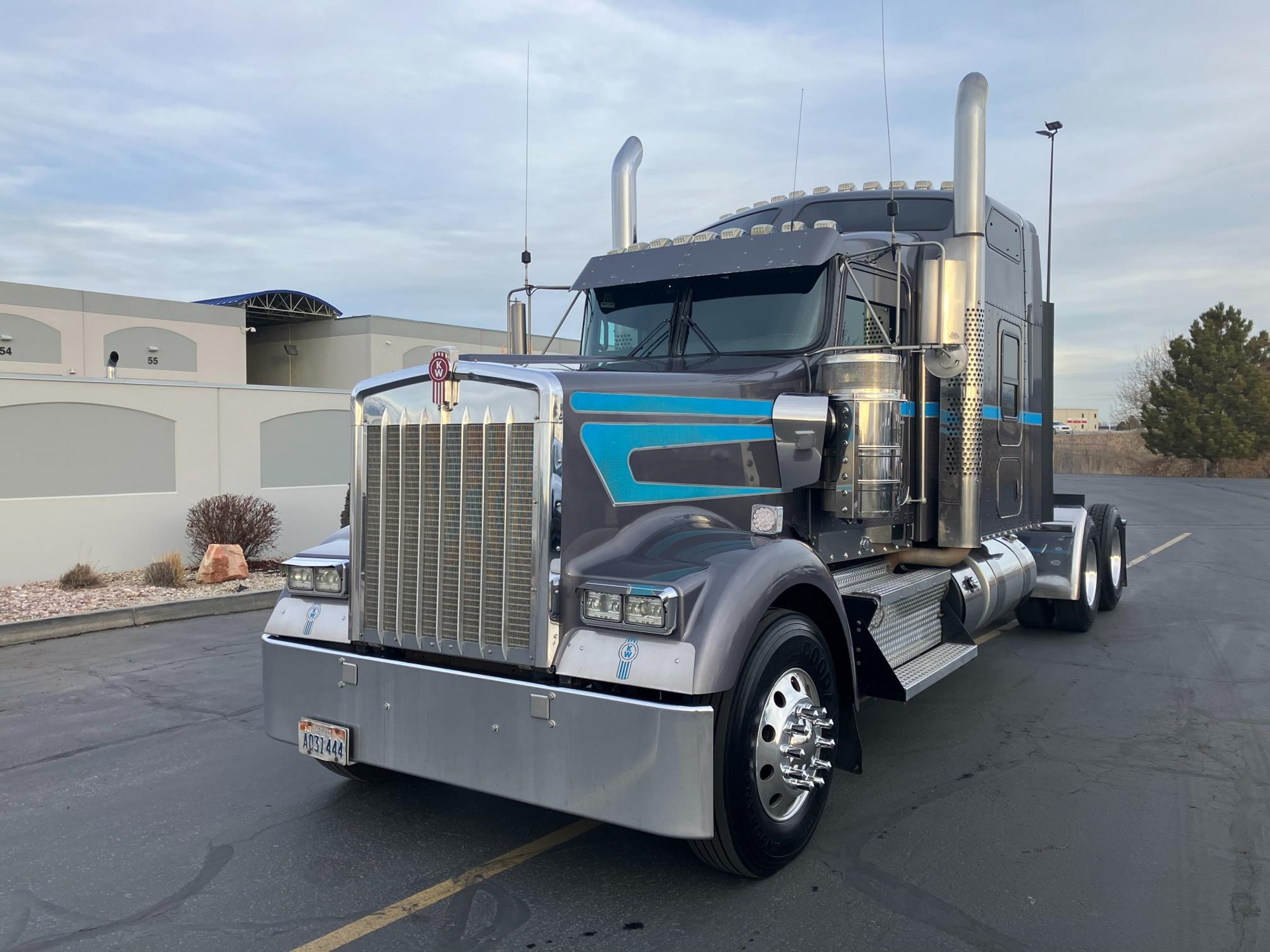 2019 Kenworth W900 - image 2 of 6