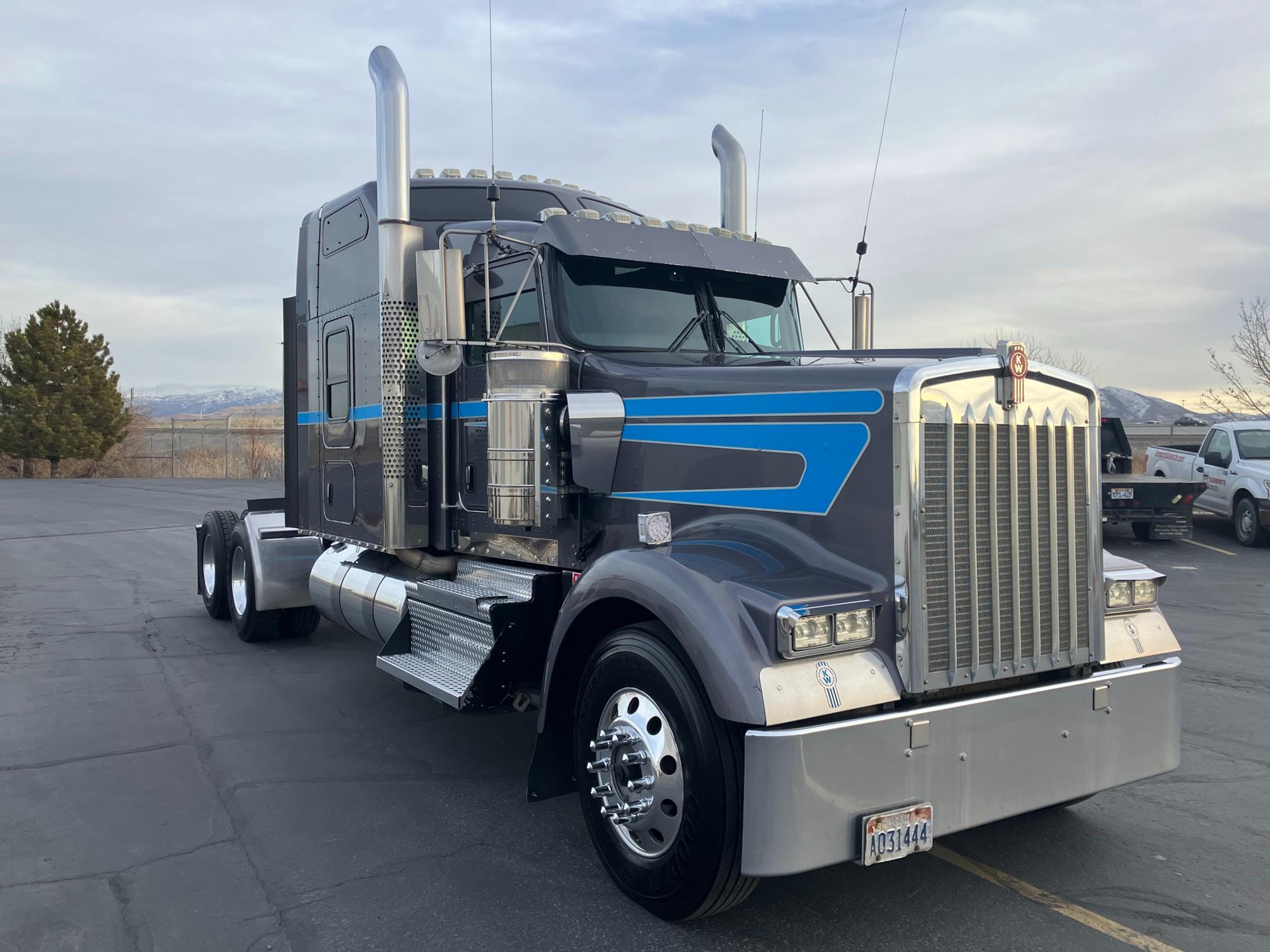 2019 Kenworth W900 - image 3 of 6