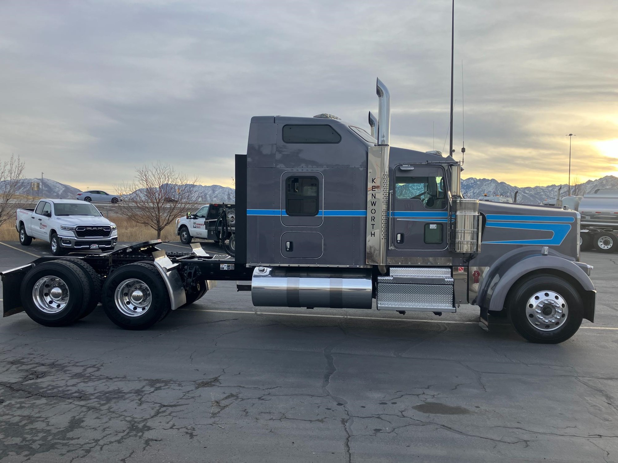 2019 Kenworth W900 - image 4 of 6