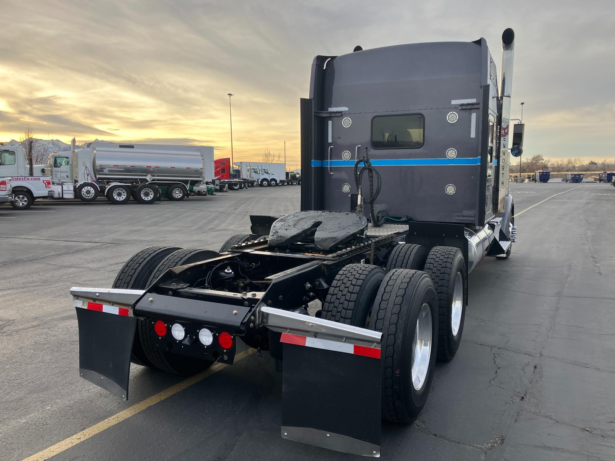 2019 Kenworth W900 - image 5 of 6