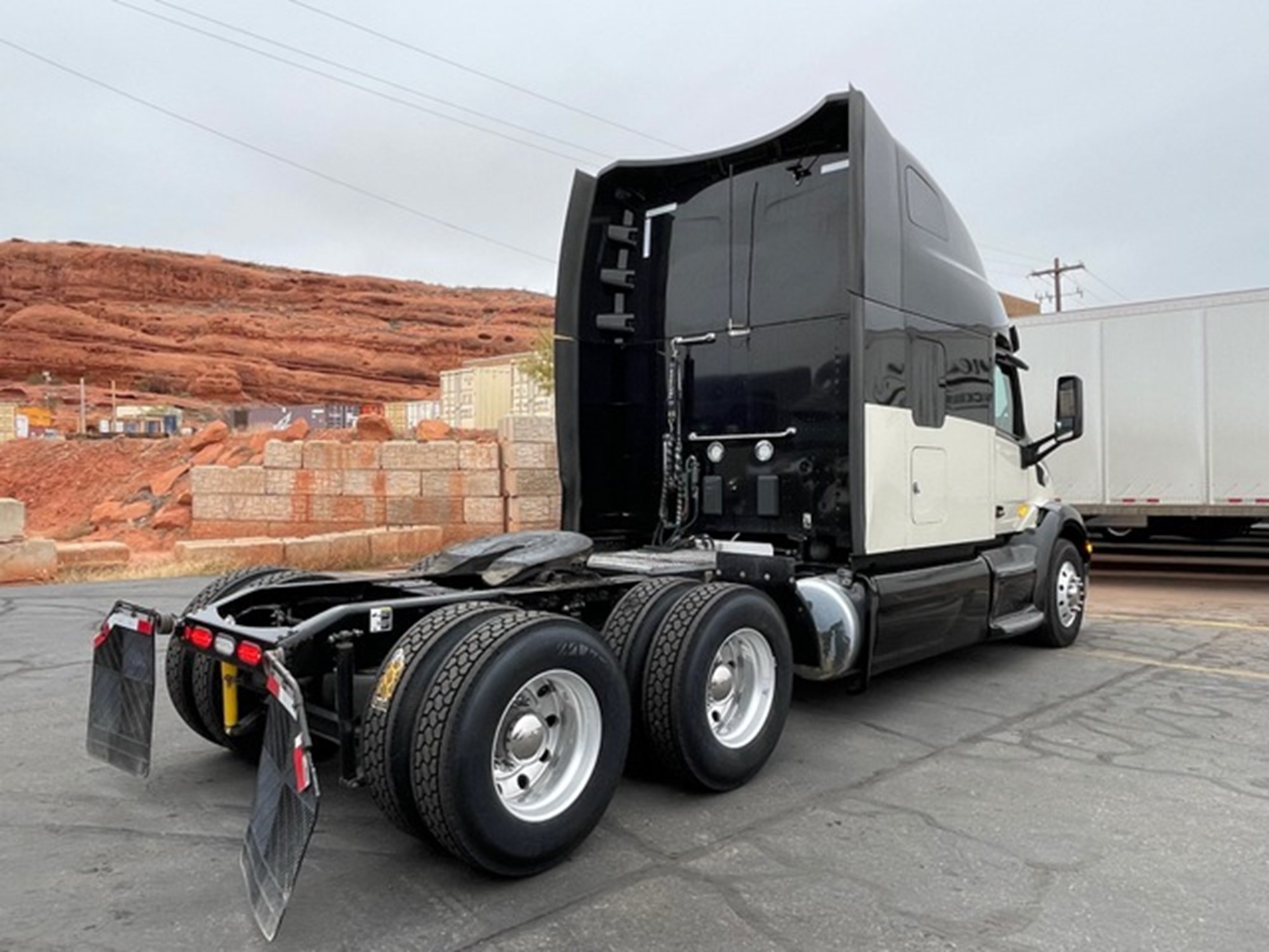 2020 Peterbilt 579 - image 3 of 6