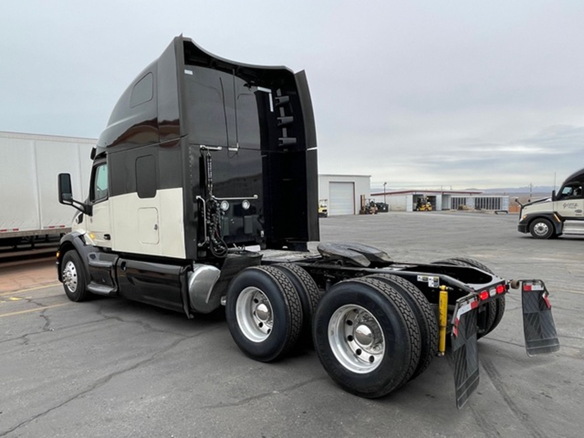 2020 Peterbilt 579 - image 4 of 6