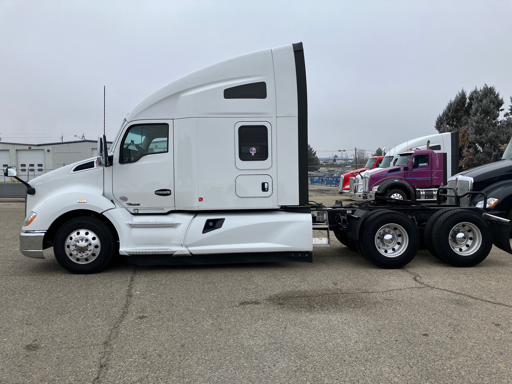 2020 Kenworth T680 - image 3 of 6