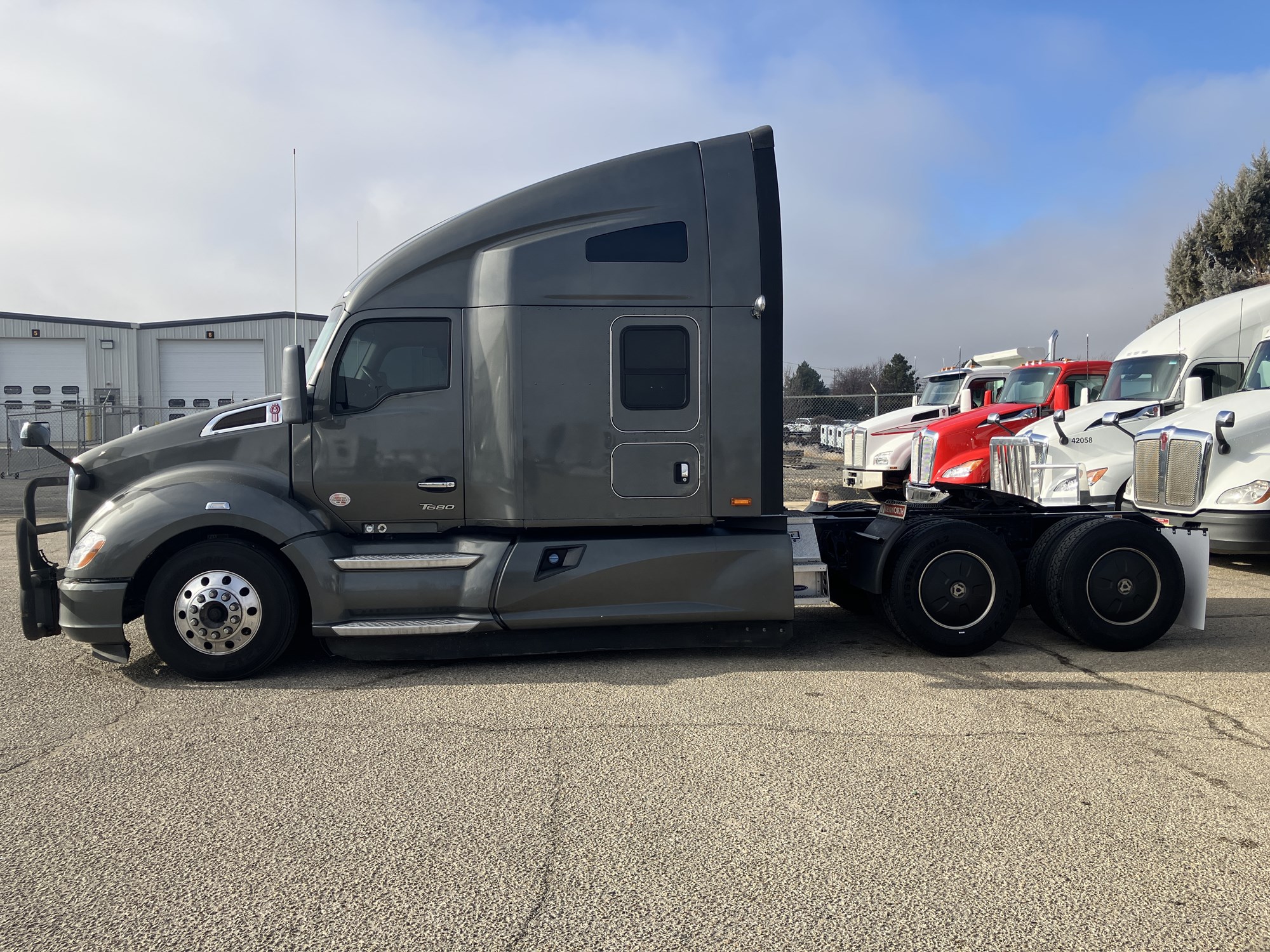 2022 Kenworth T680 - image 2 of 6