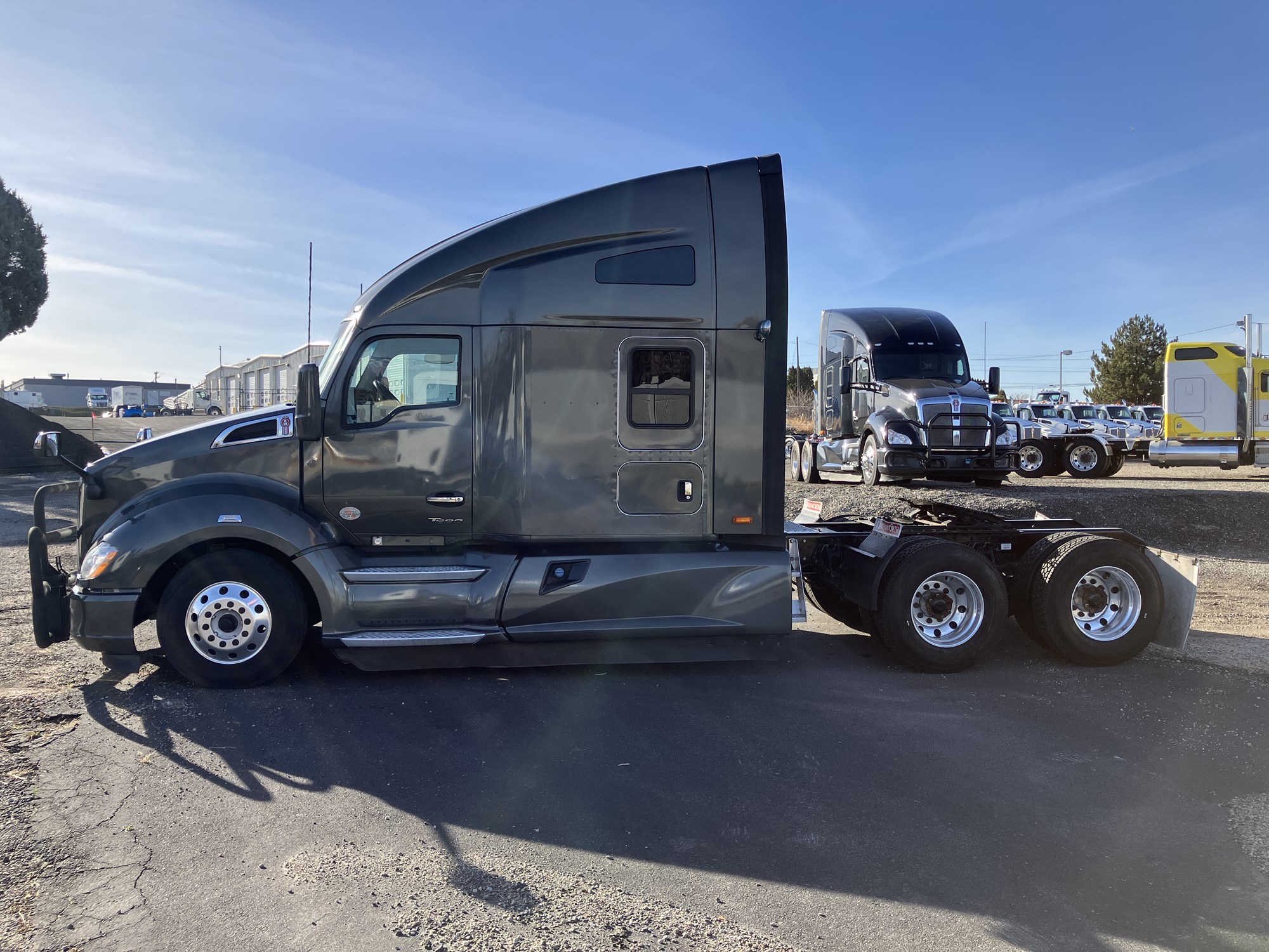 2022 Kenworth T680 - image 2 of 6