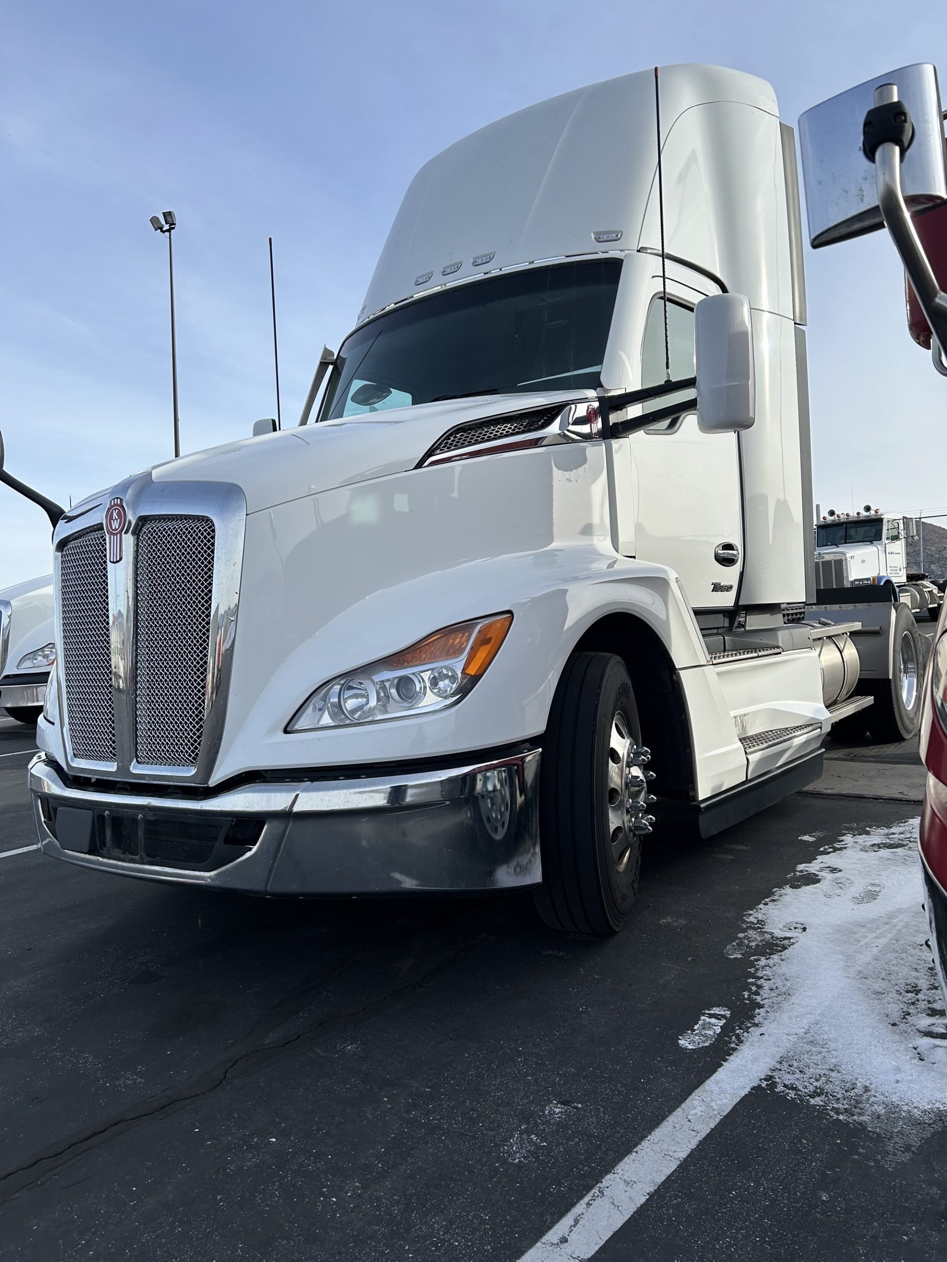 2023 Kenworth T680 - image 1 of 6