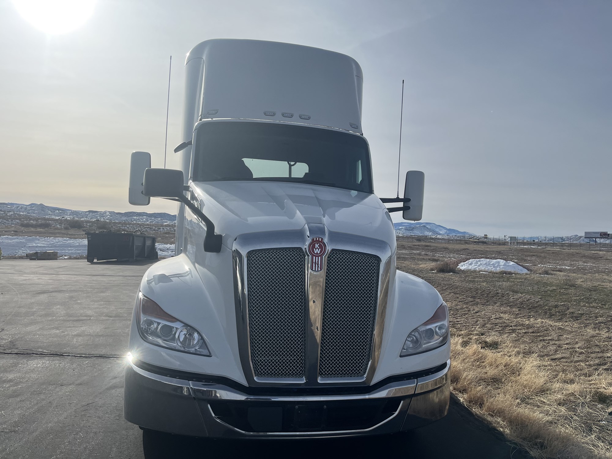 2023 Kenworth T680 - image 2 of 5