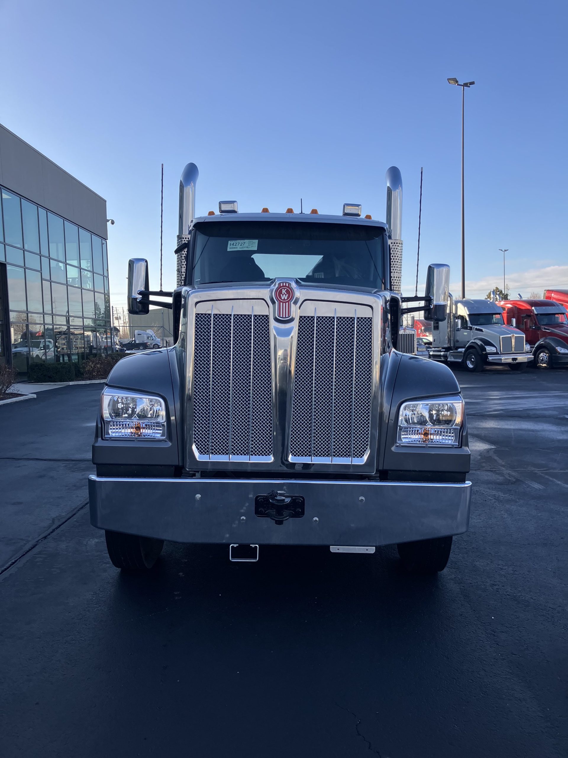 2025 Kenworth W990 - image 2 of 6