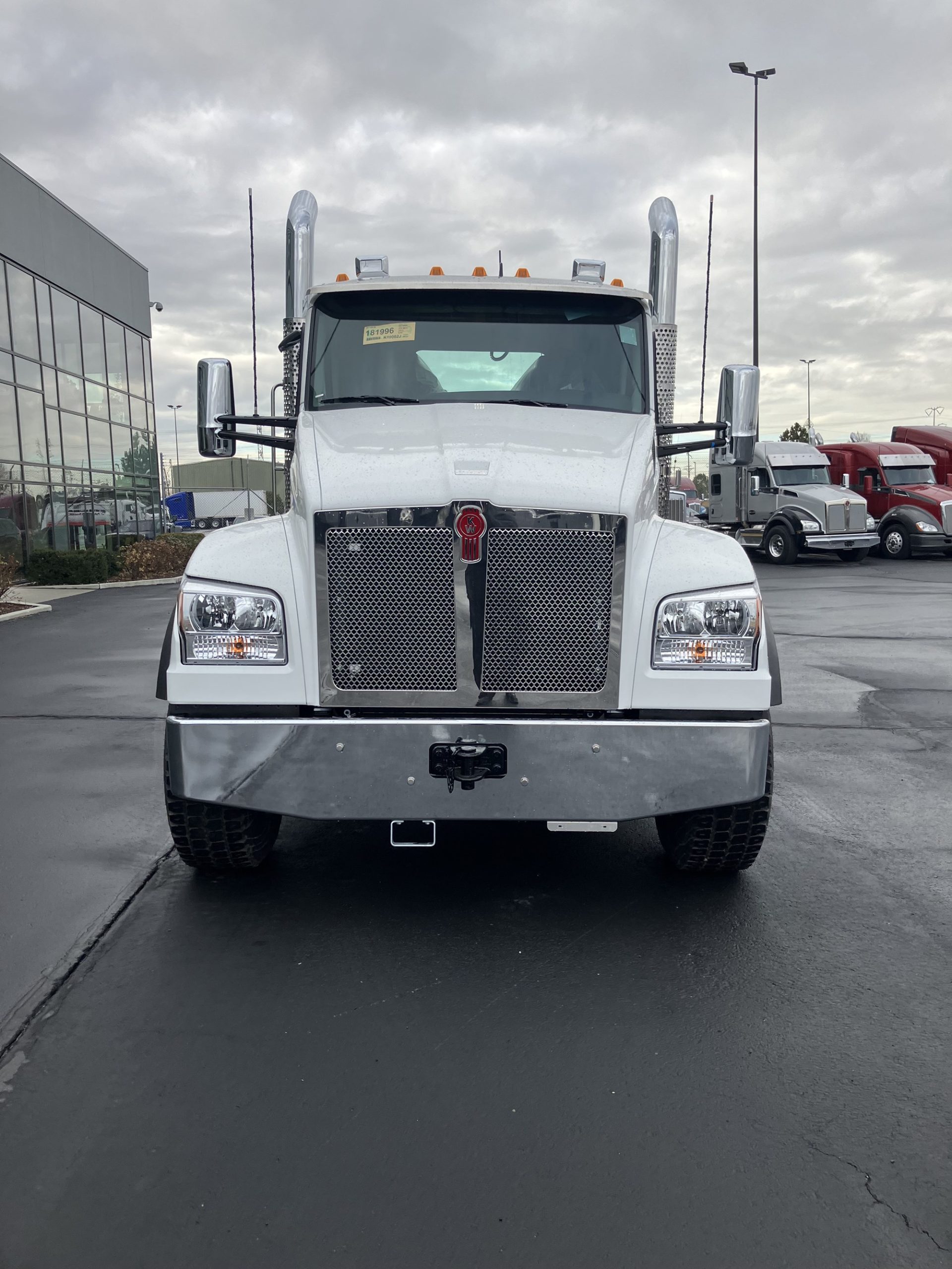 2025 Kenworth T880 - image 2 of 5