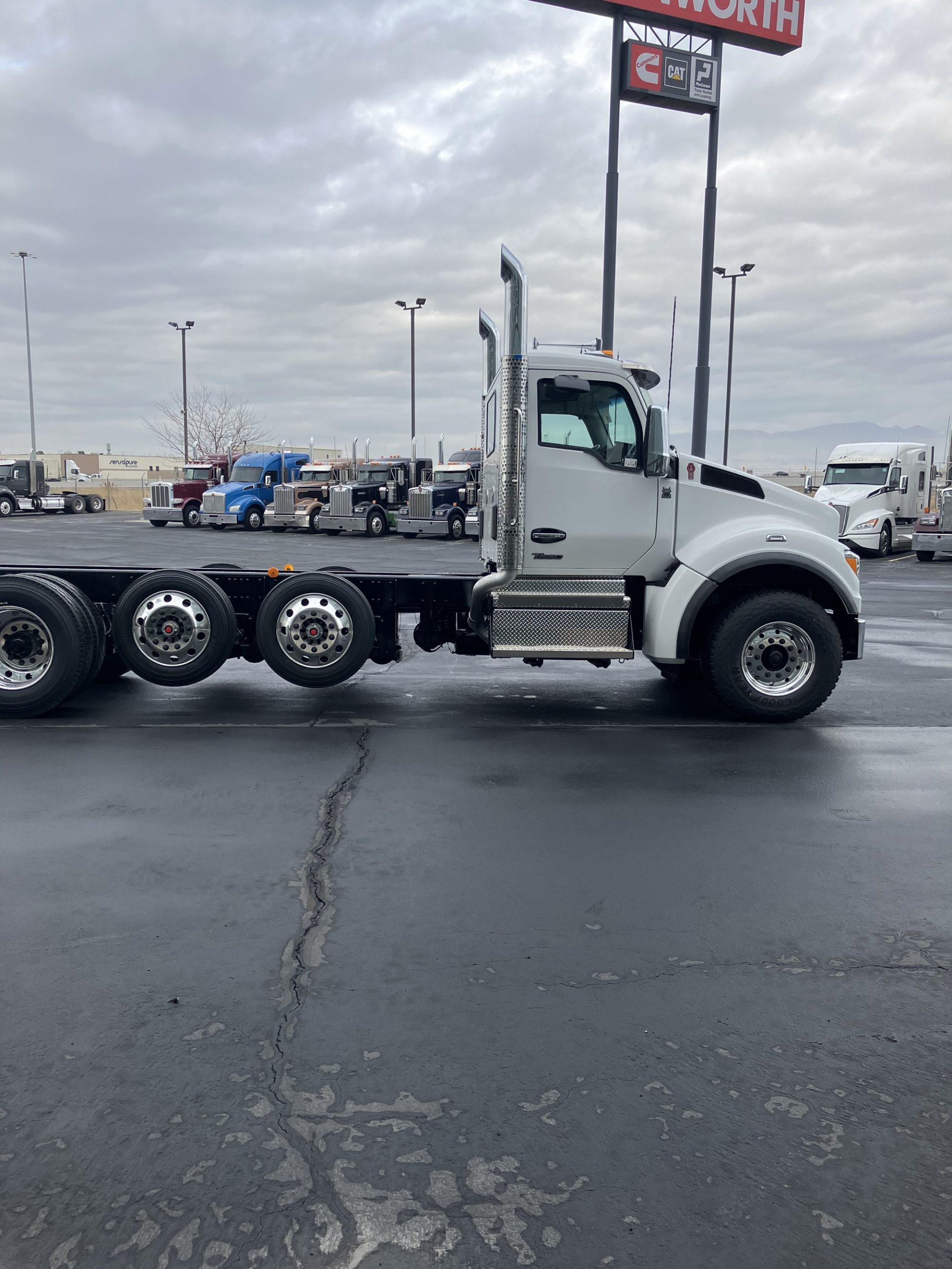 2025 Kenworth T880 - image 3 of 5