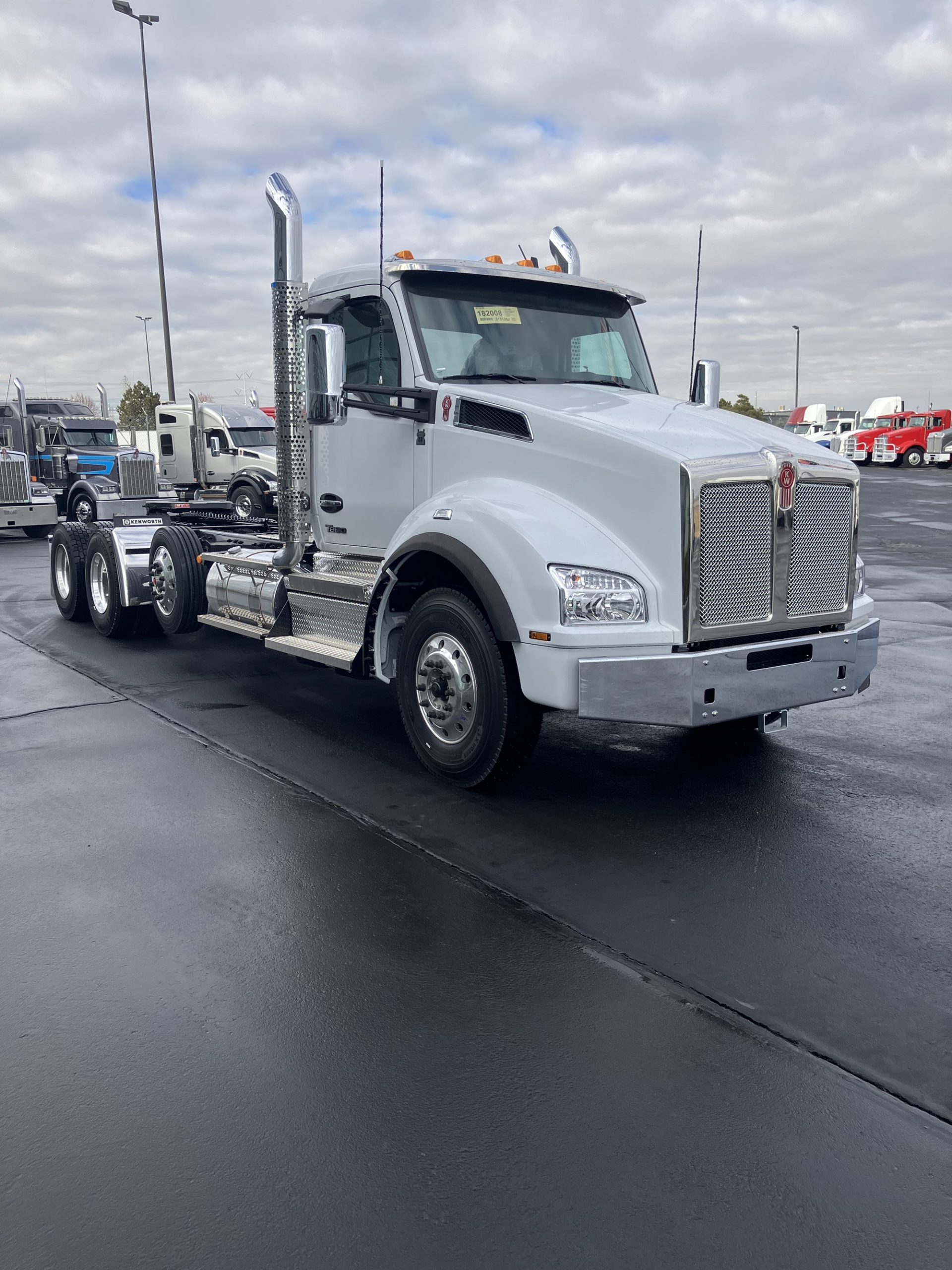 2025 Kenworth T880 - image 3 of 6