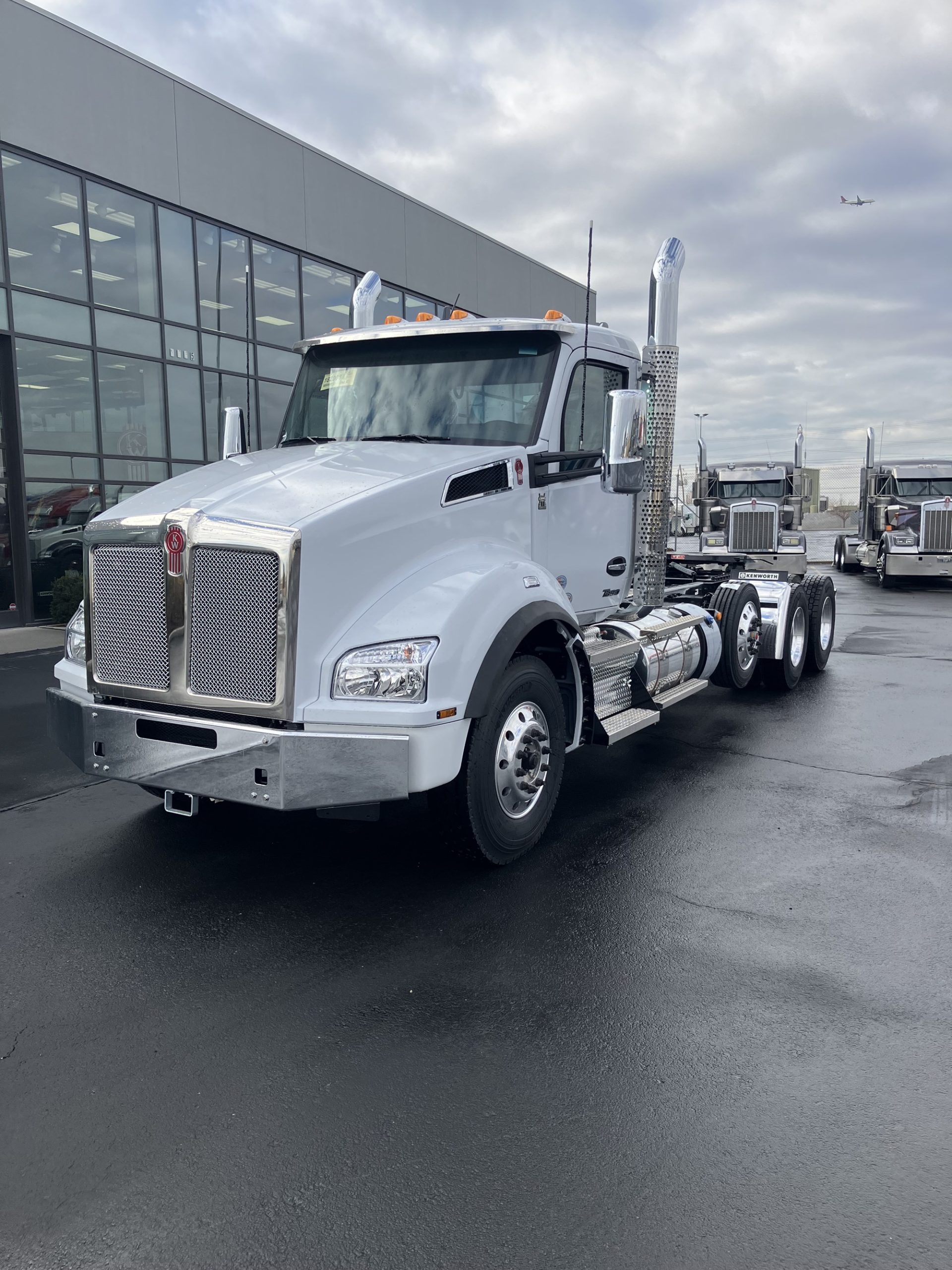 2025 Kenworth T880 - image 1 of 6