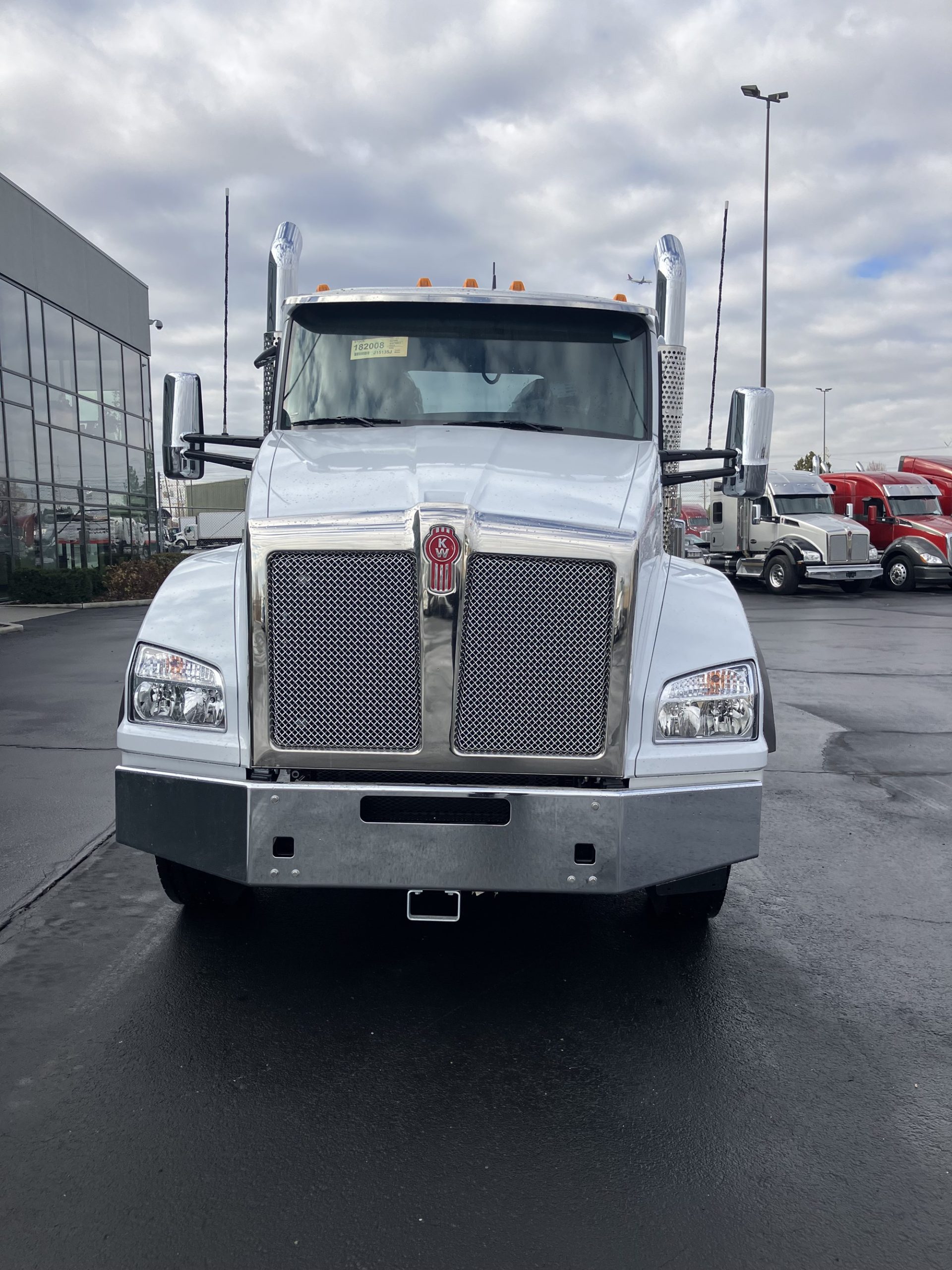 2025 Kenworth T880 - image 2 of 6