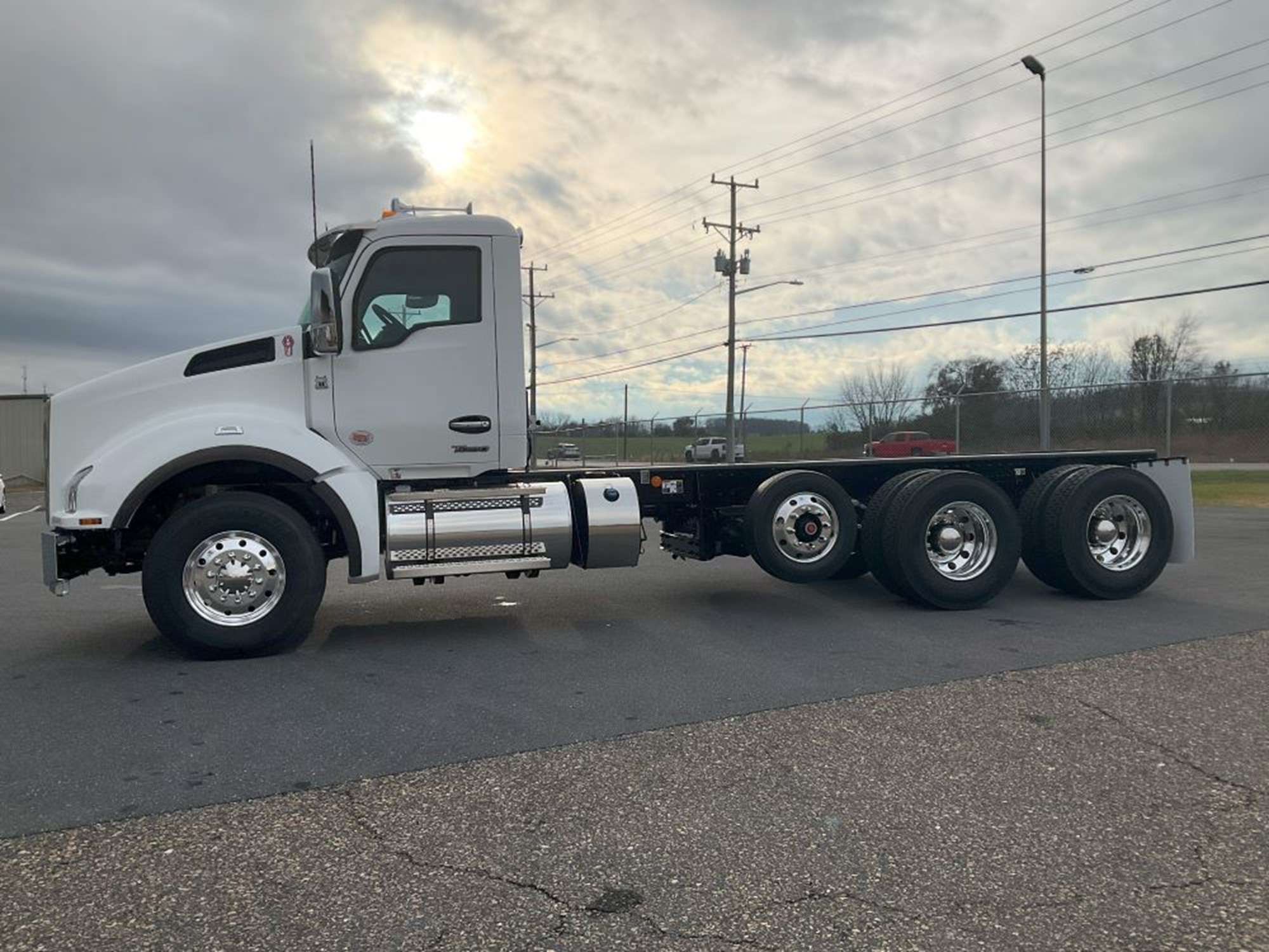 2025 Kenworth T880 - image 3 of 6