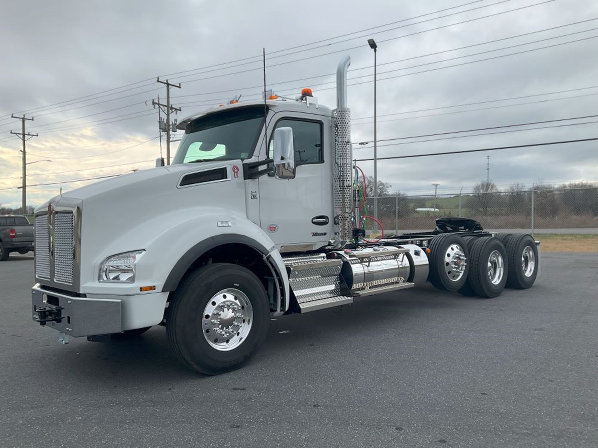 2025 Kenworth T880 - image 1 of 6